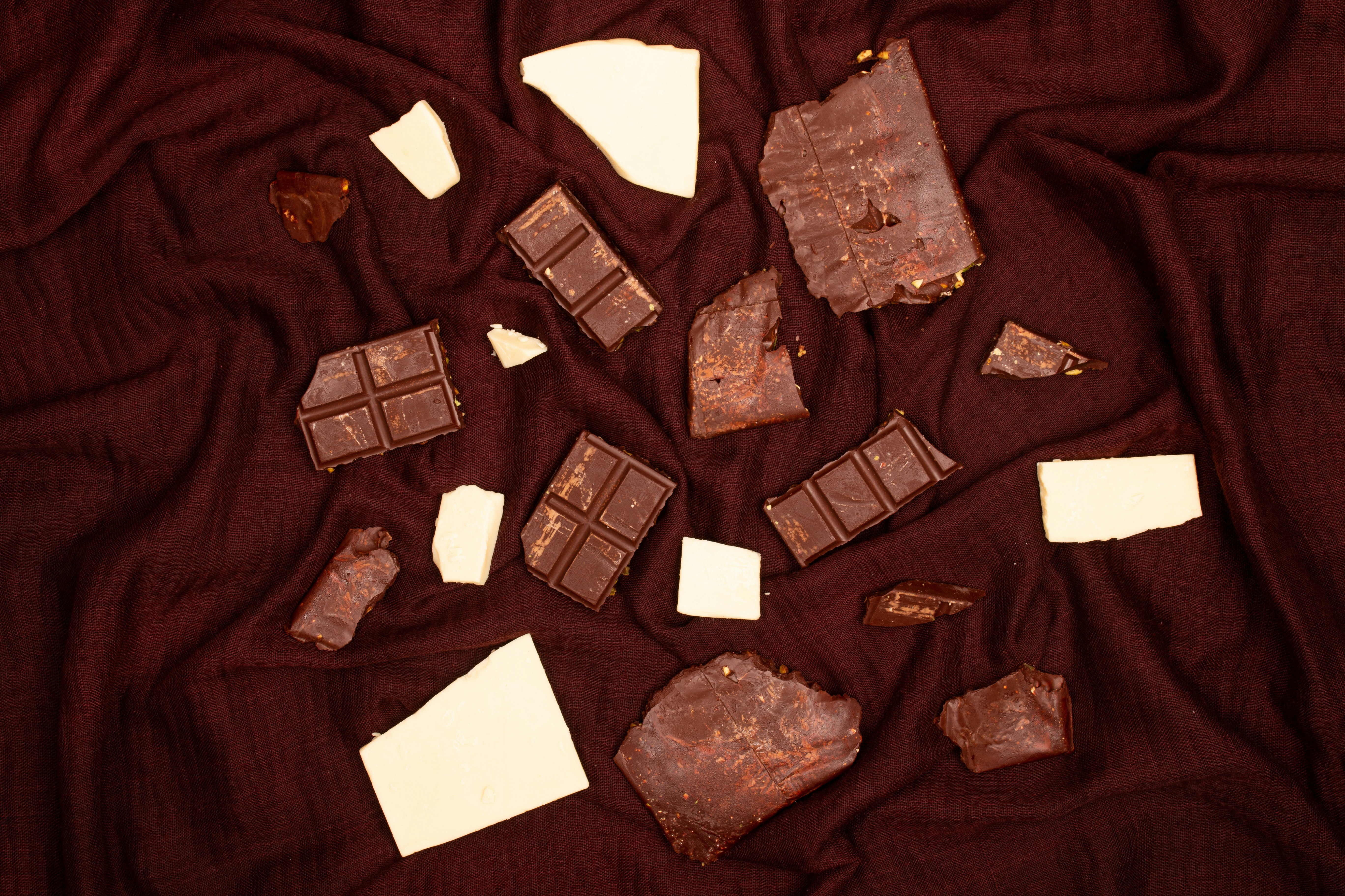 Tablette de chocolat artisanal cassée en morceaux