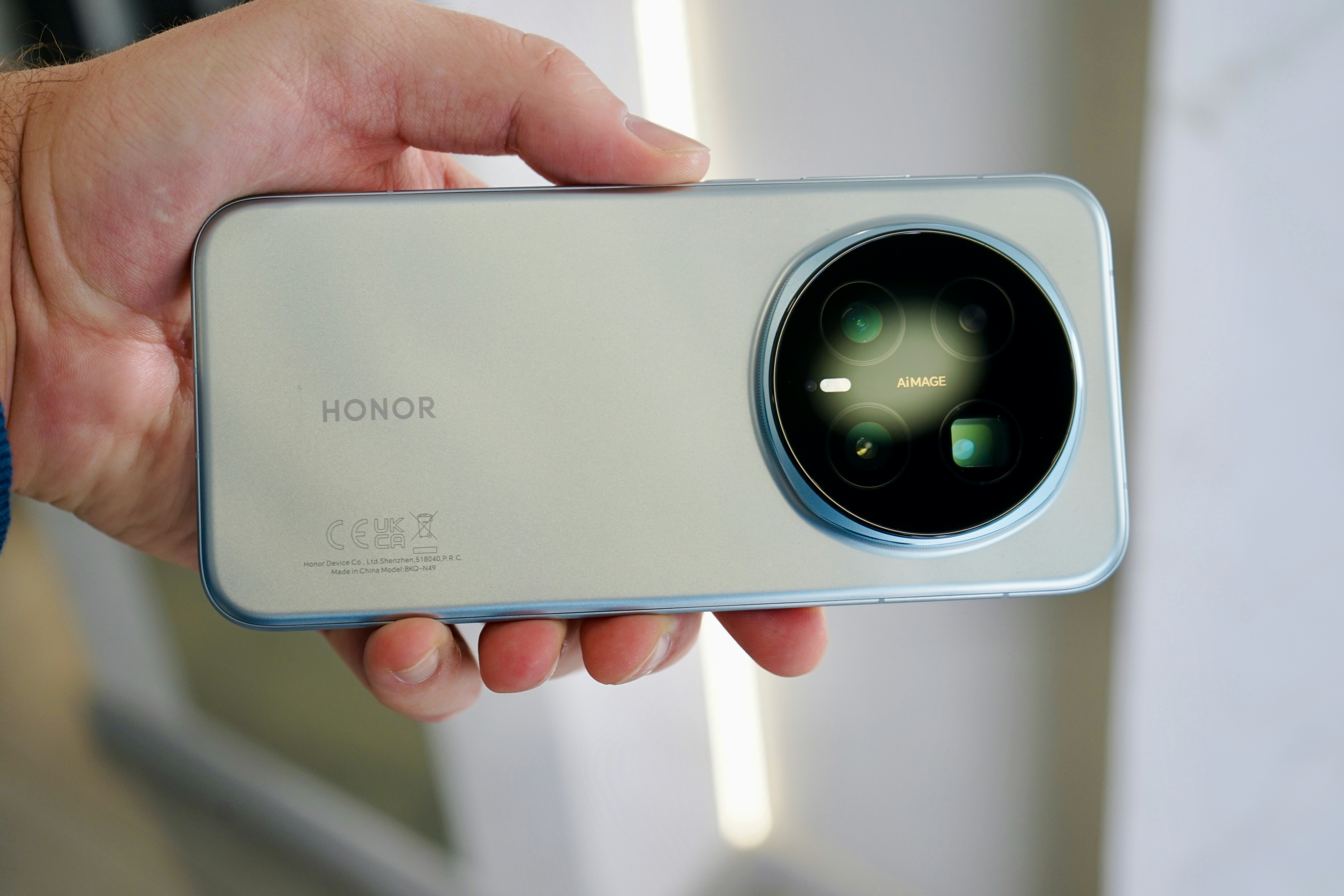 Honor Magic V6: Outstanding Design, Tough Timing