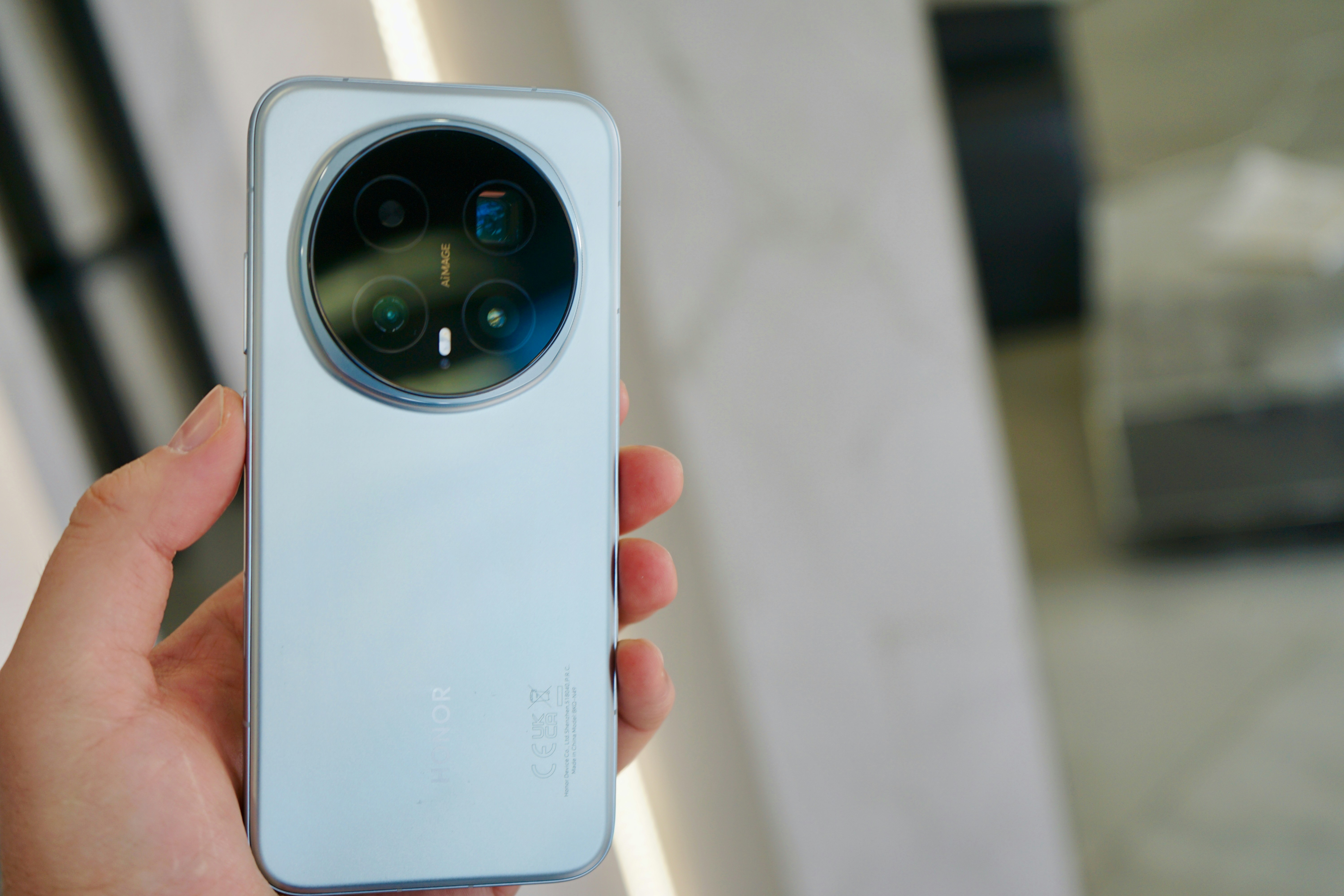 Segurando um smartphone moderno com uma lente grande de câmera.