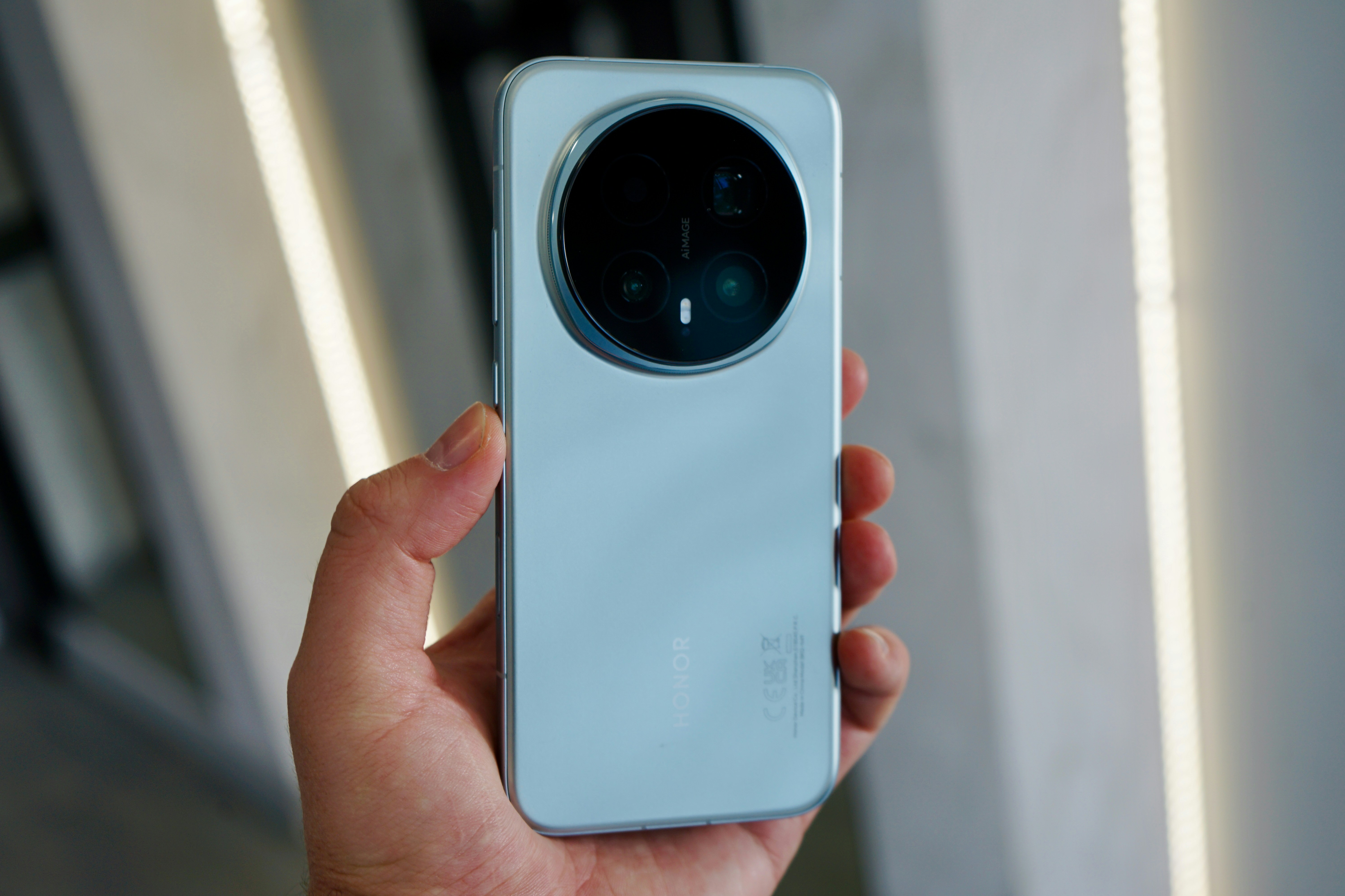 Segurando de mão em um smartphone moderno com um módulo de câmera circular.