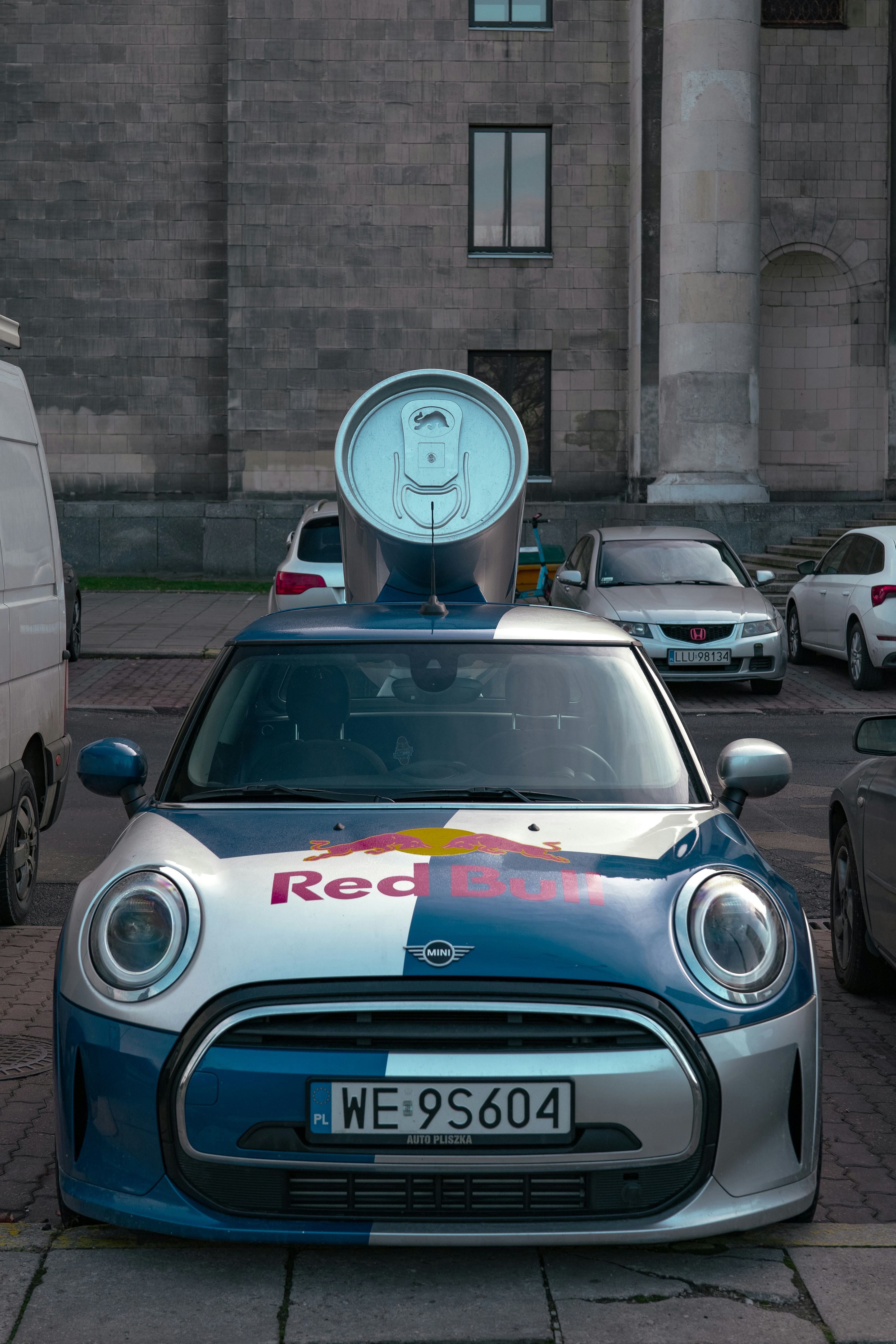 Mini Cooper avec la marque Red Bull et une canette géante