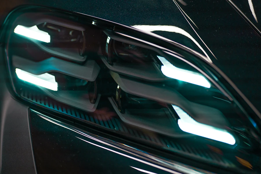 Farol de LED aceso em veículo durante a noite, serviço de iluminação da Auto Elétrica Cristo Rei