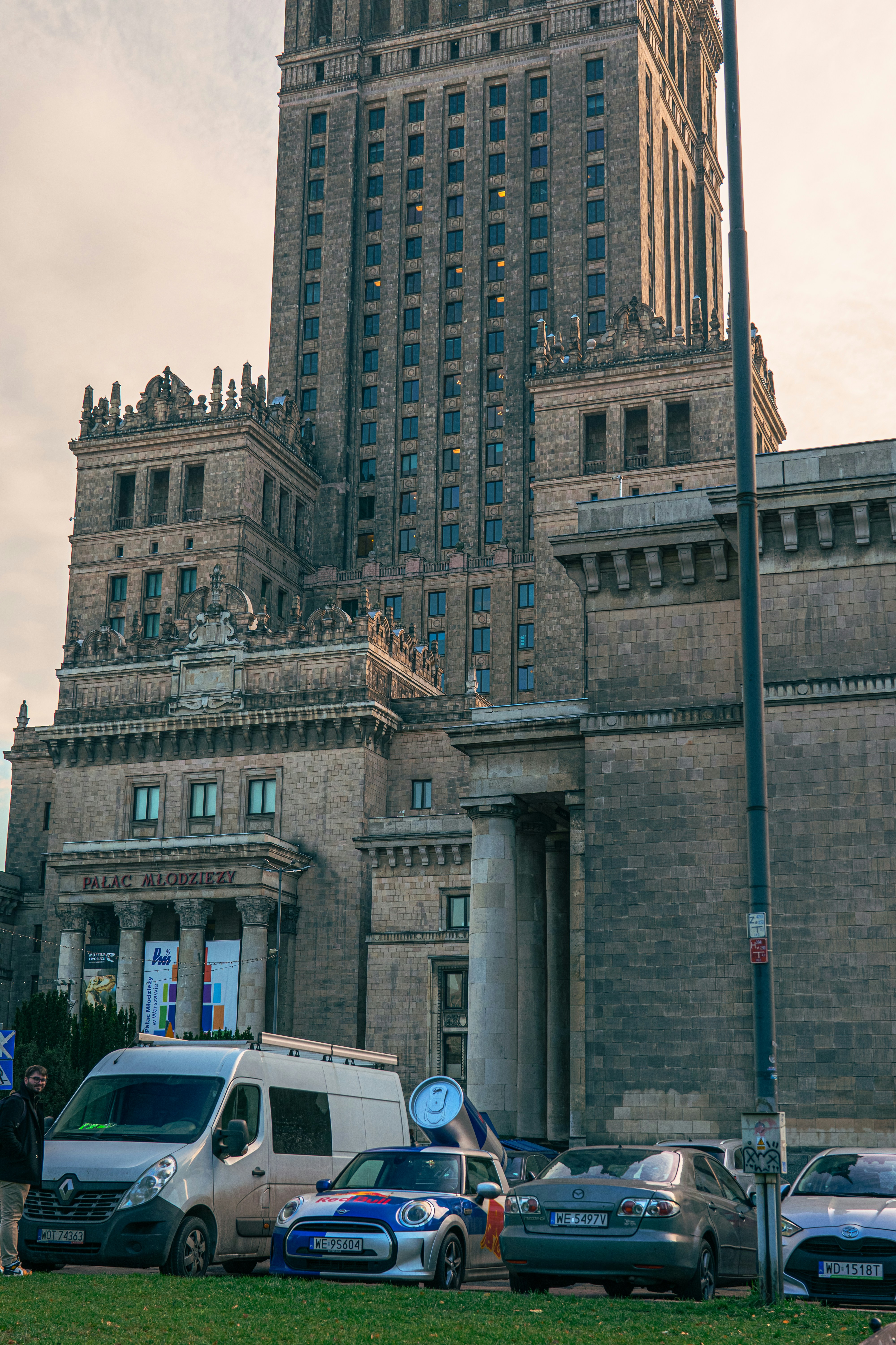Un grand bâtiment historique avec des voitures garées devant