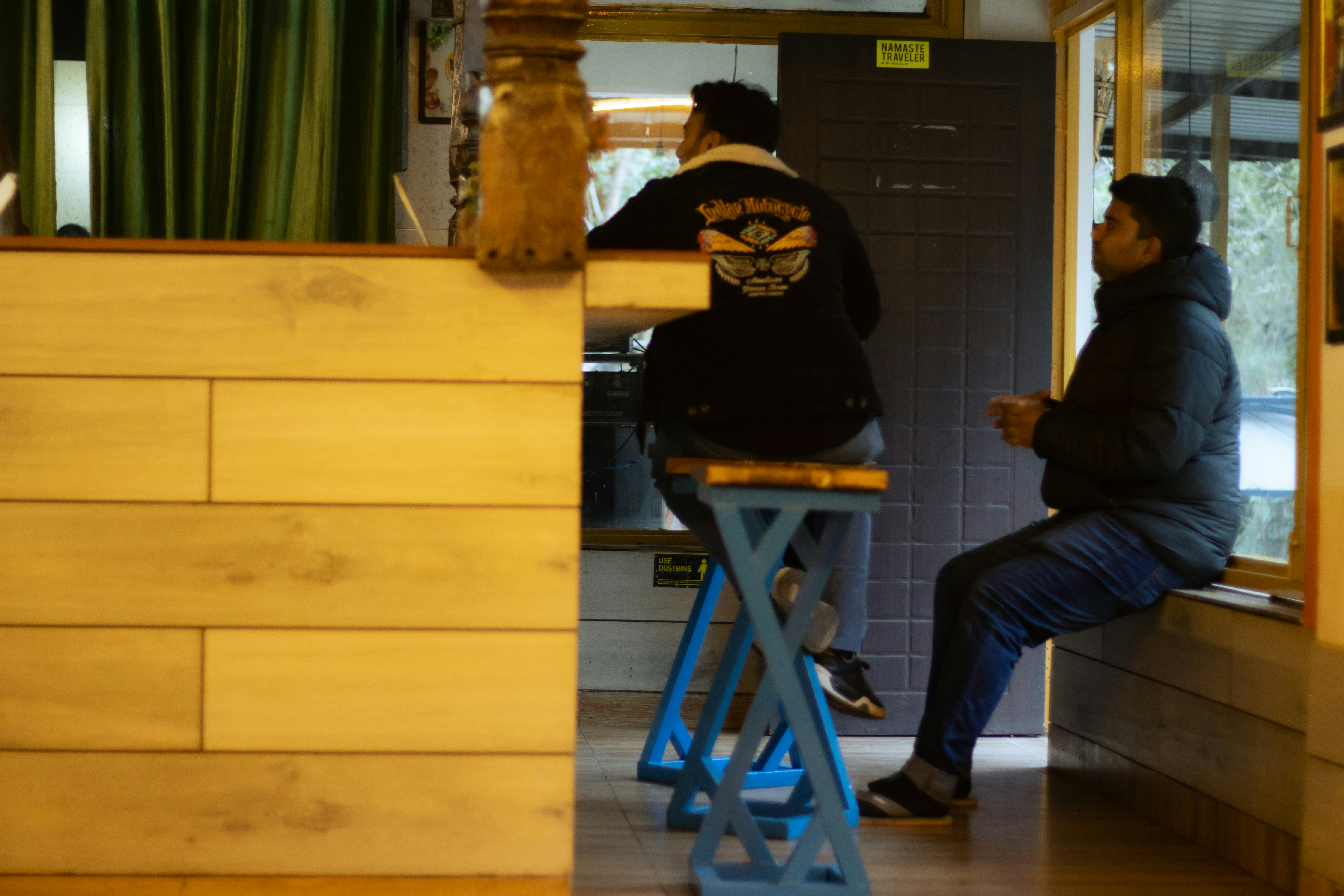 Dos hombres sentados en un mostrador