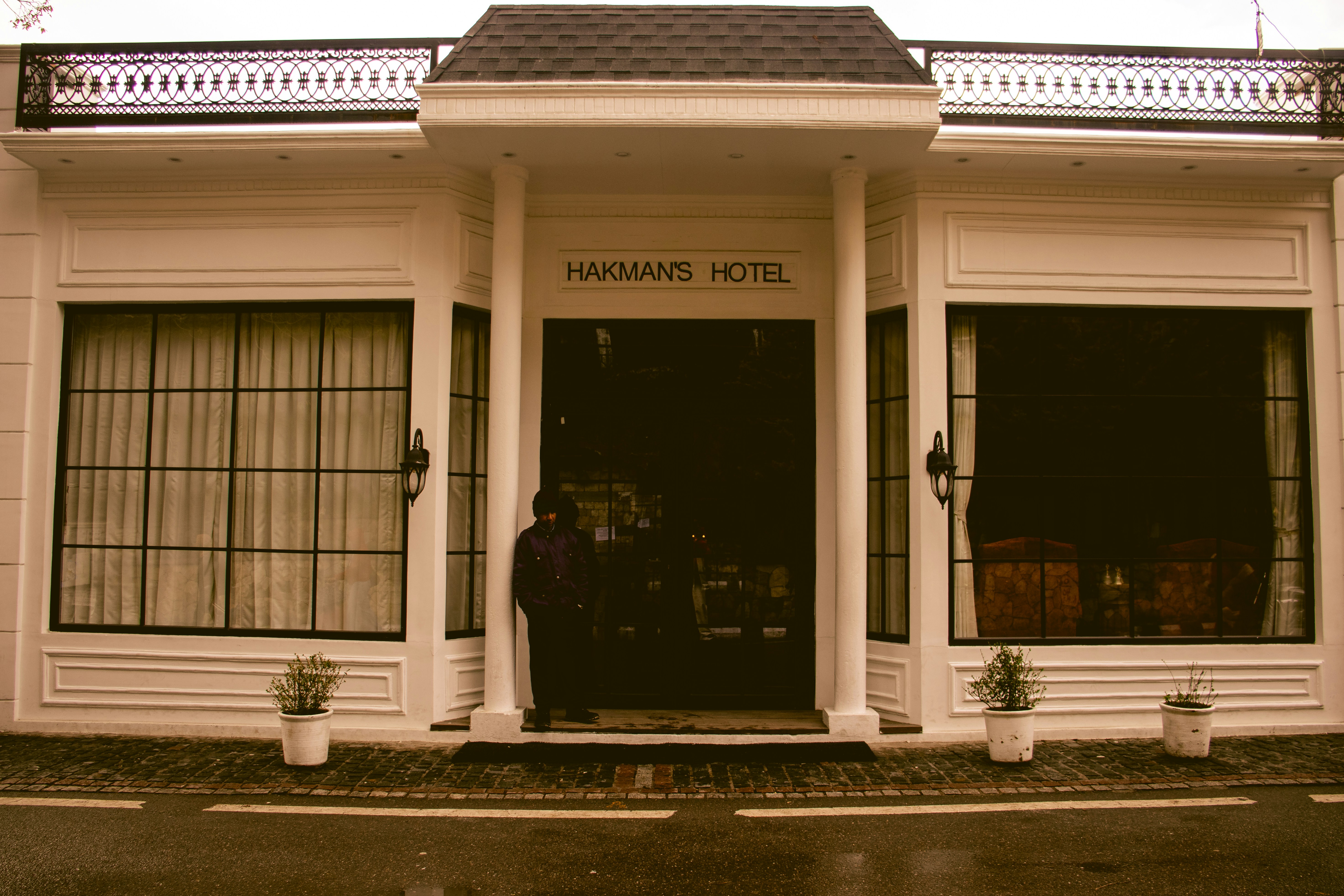 Entrada al hotel Harringay con una persona de pie dentro