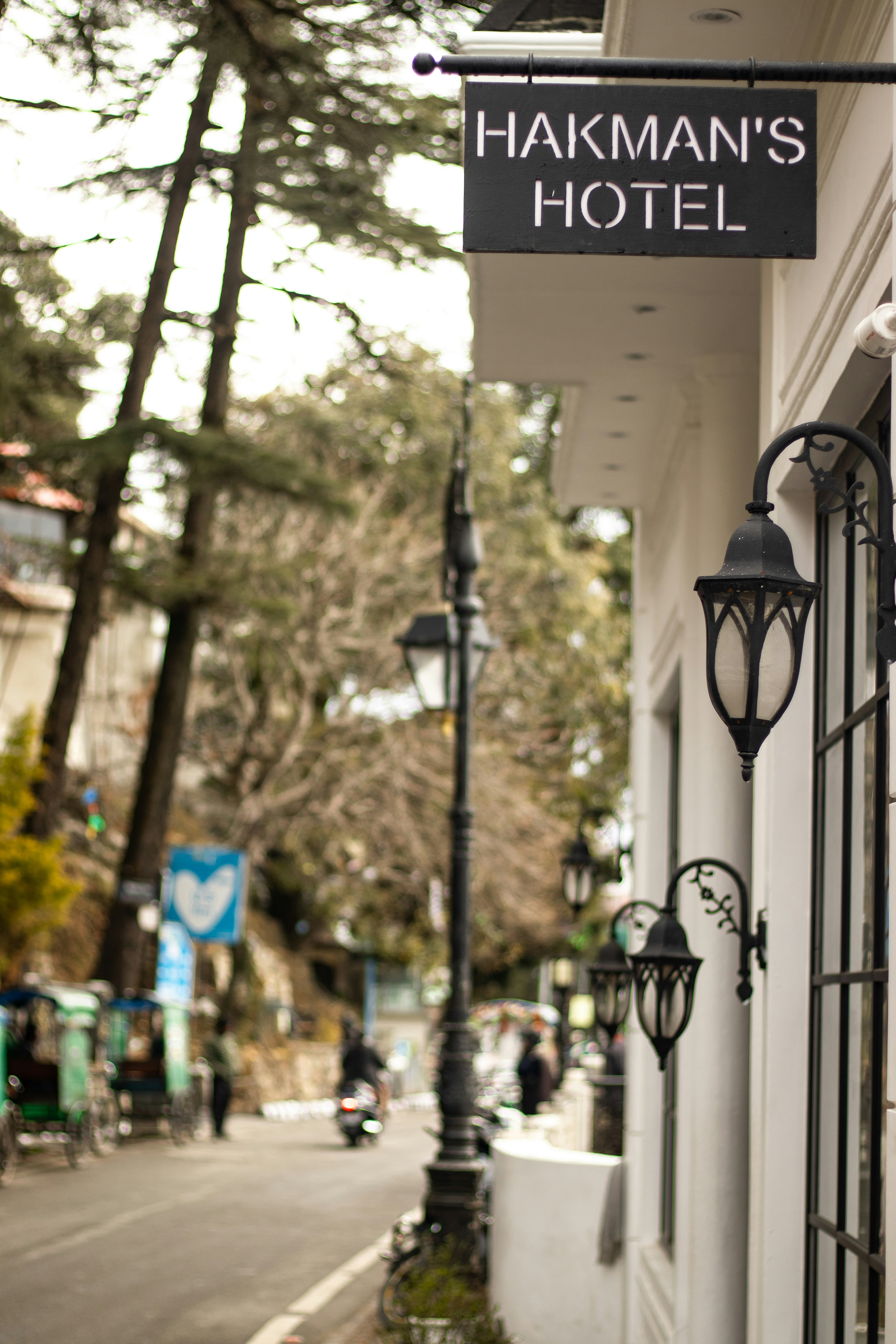 Cartel del hotel Hakman con farolas