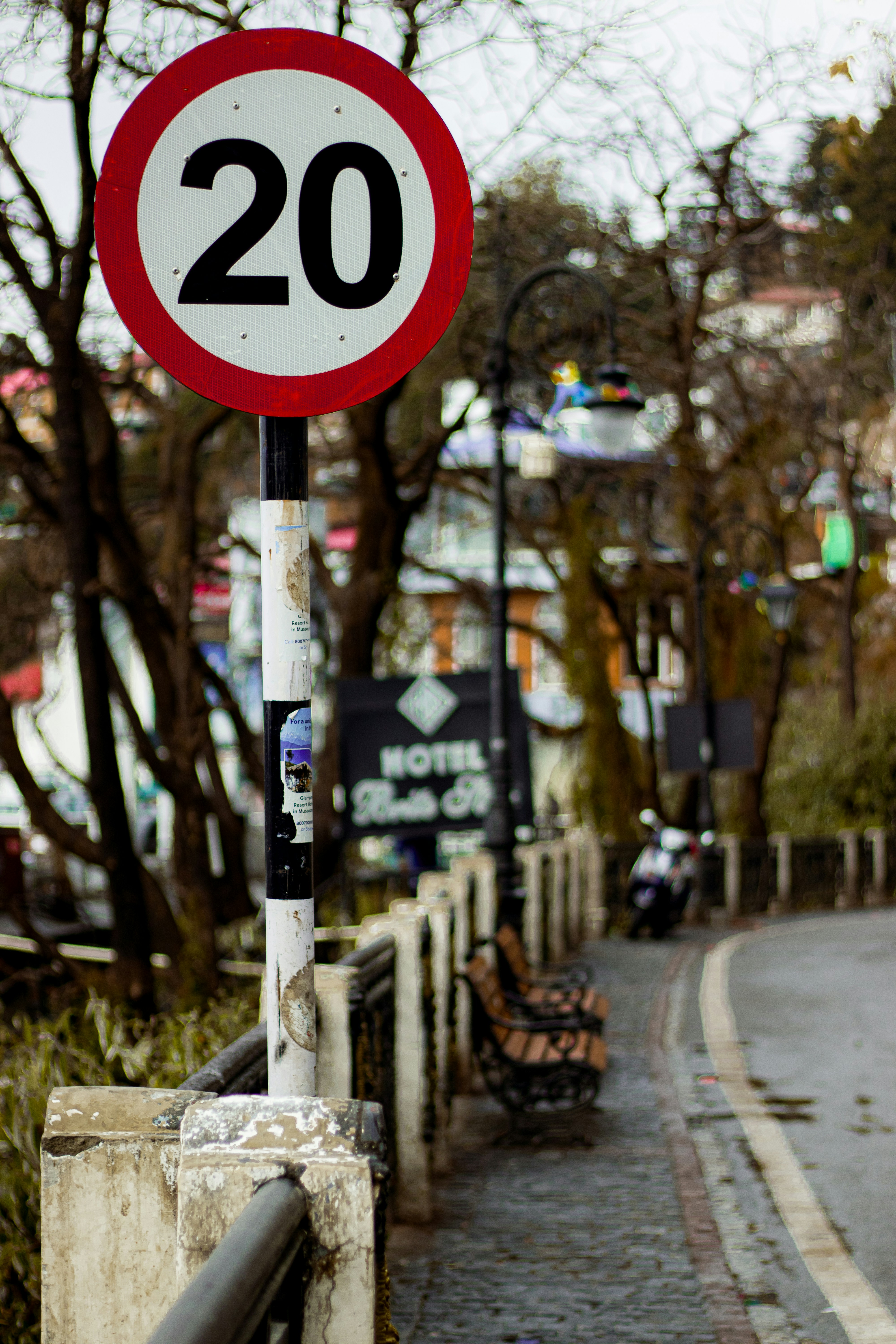 El cartel de límite de velocidad marca 20 en una calle