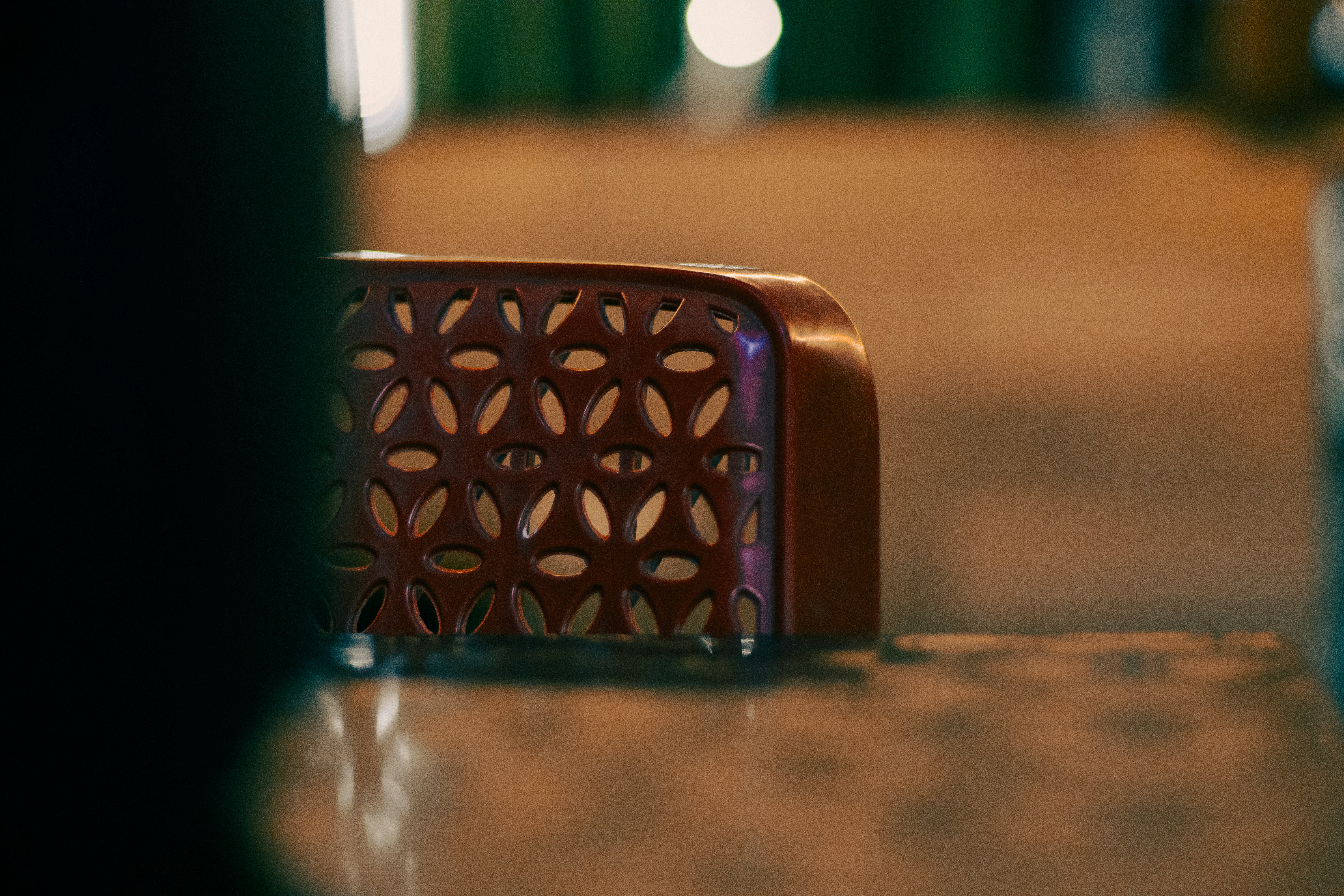 Un recipiente de plástico rojo con estampado sobre una mesa