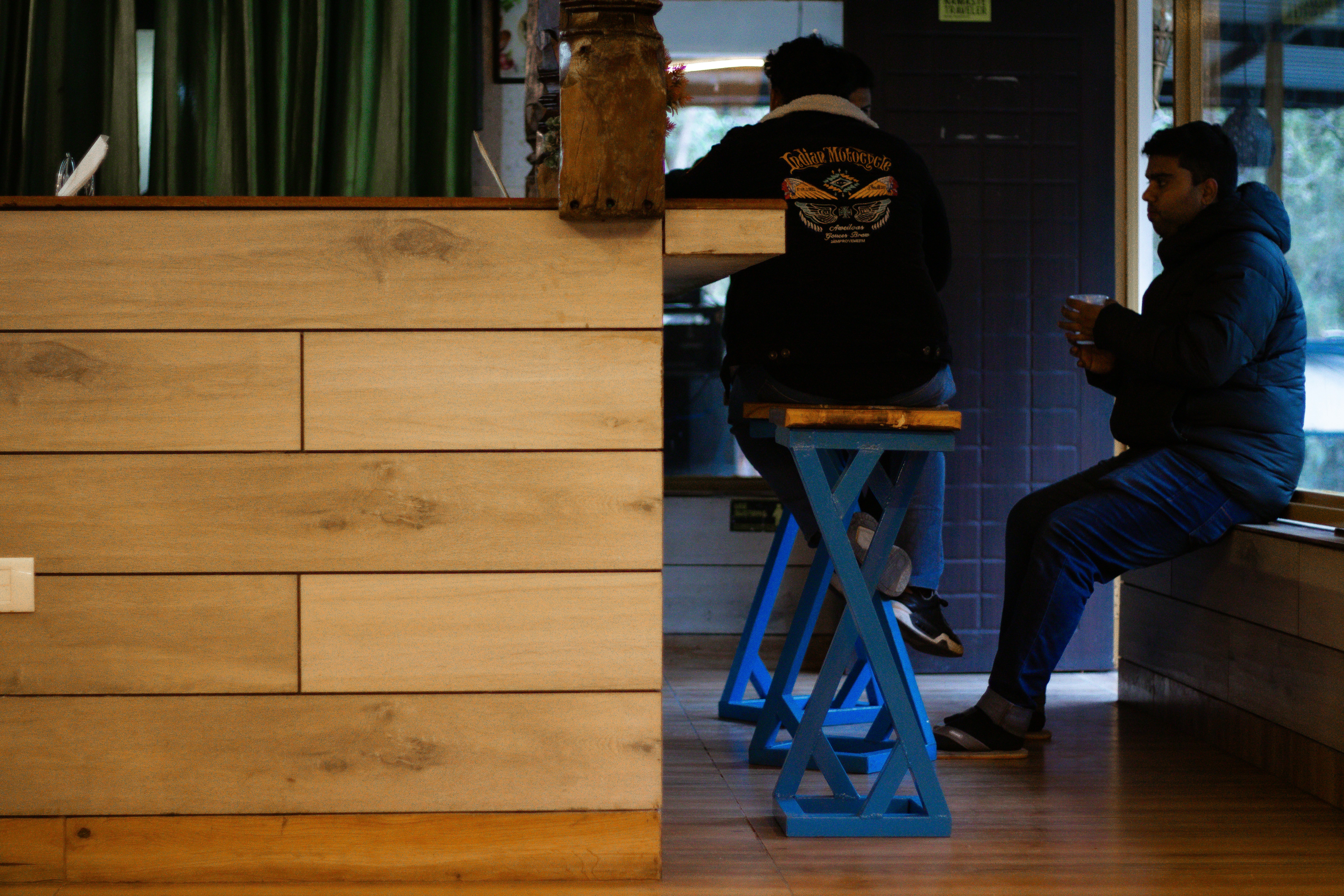 Gente sentada en un mostrador de una cafetería.