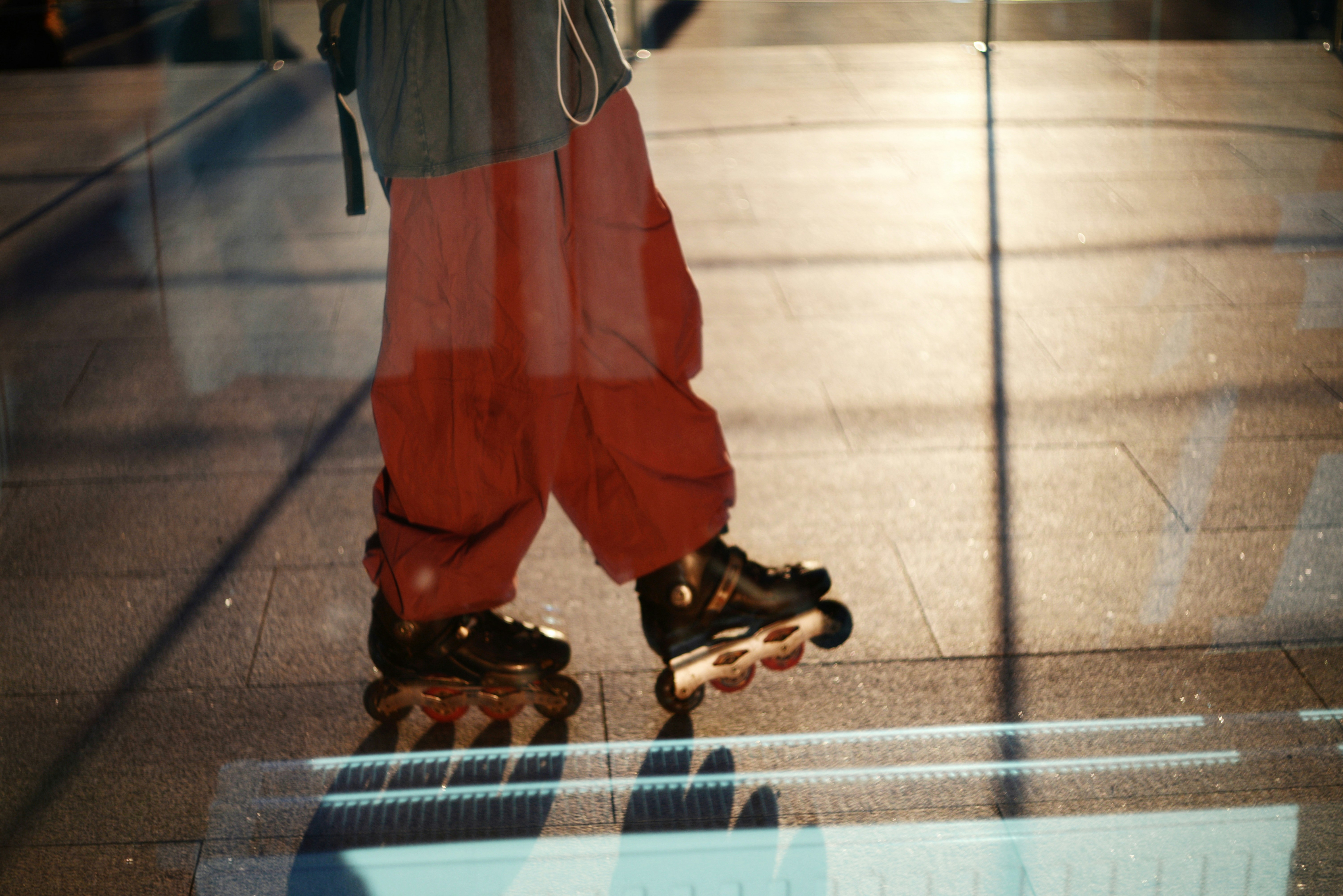 Persona con patines en línea y pantalones rojos