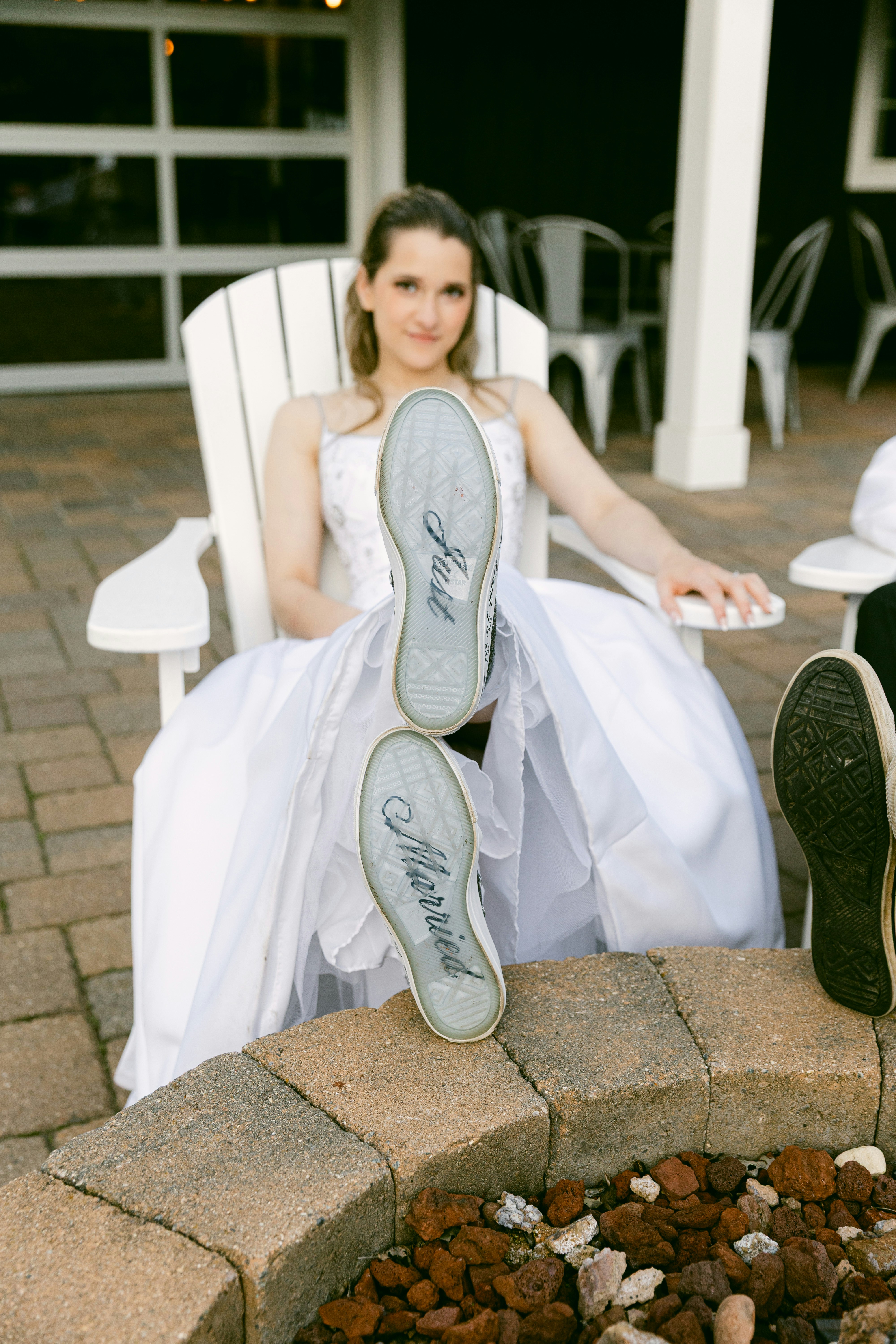 Mariée portant des baskets avec « tout juste mariée » sur les semelles