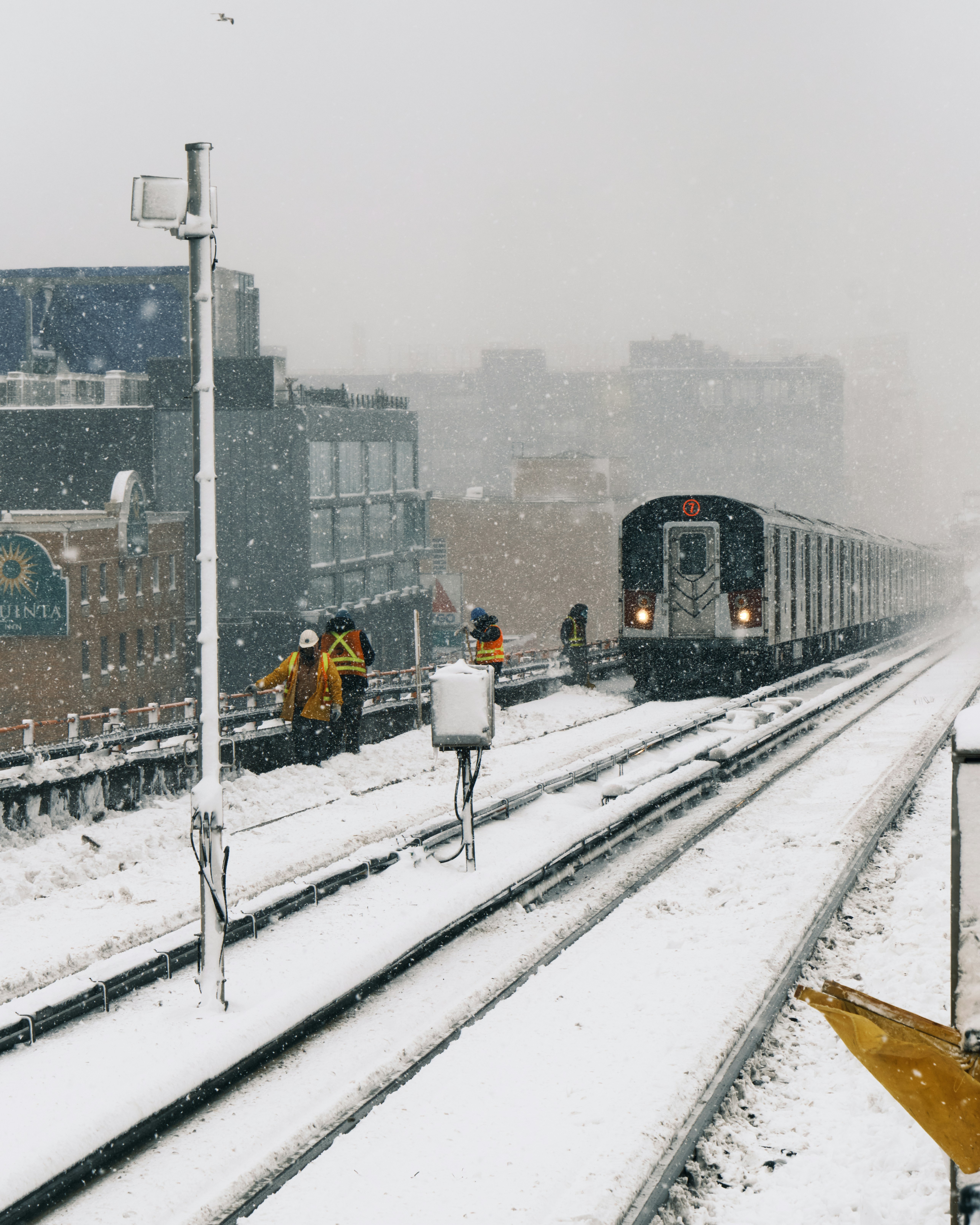 雪に覆われた線路と、近づく列車。