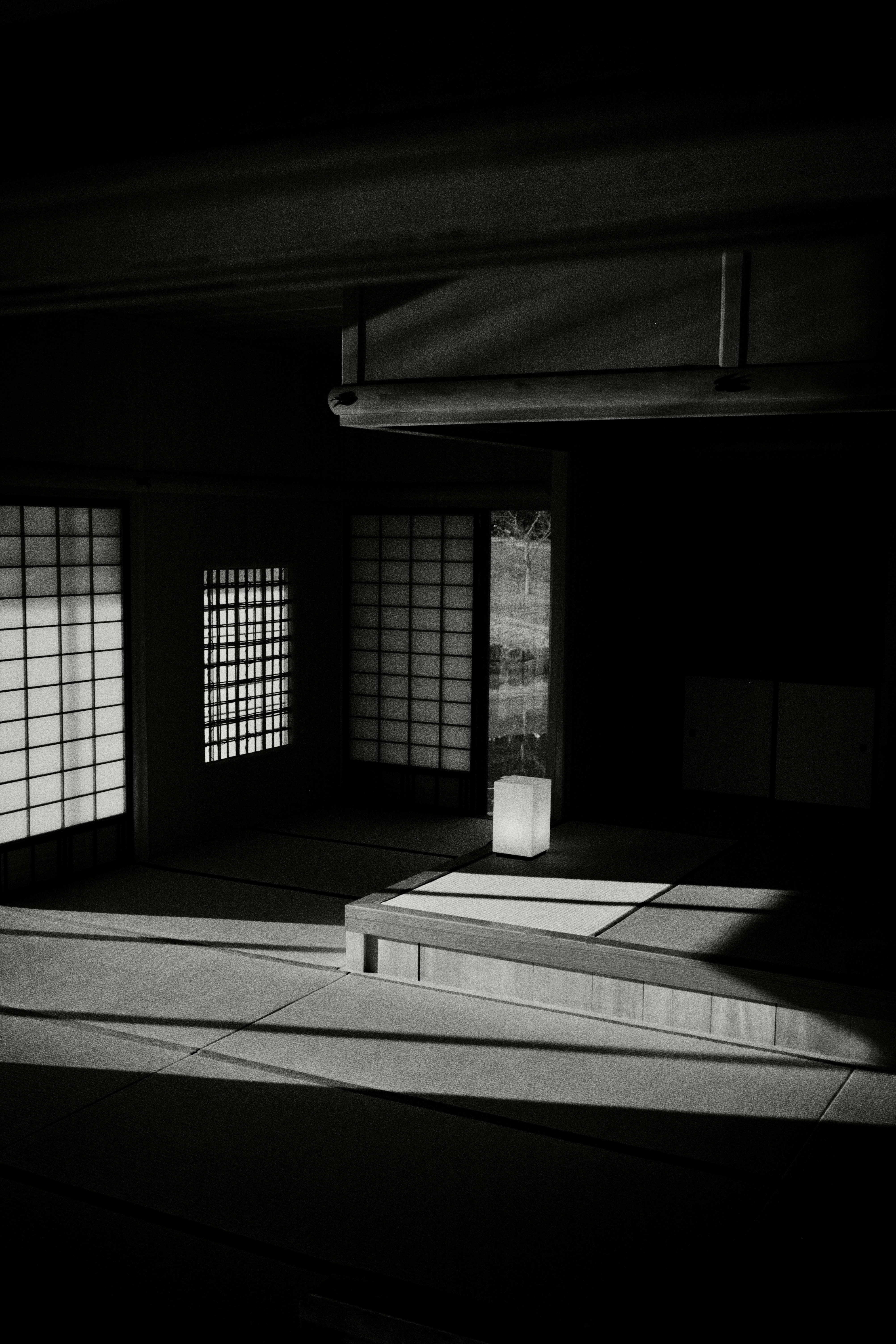 La luz del sol entra en una habitación tradicional japonesa.