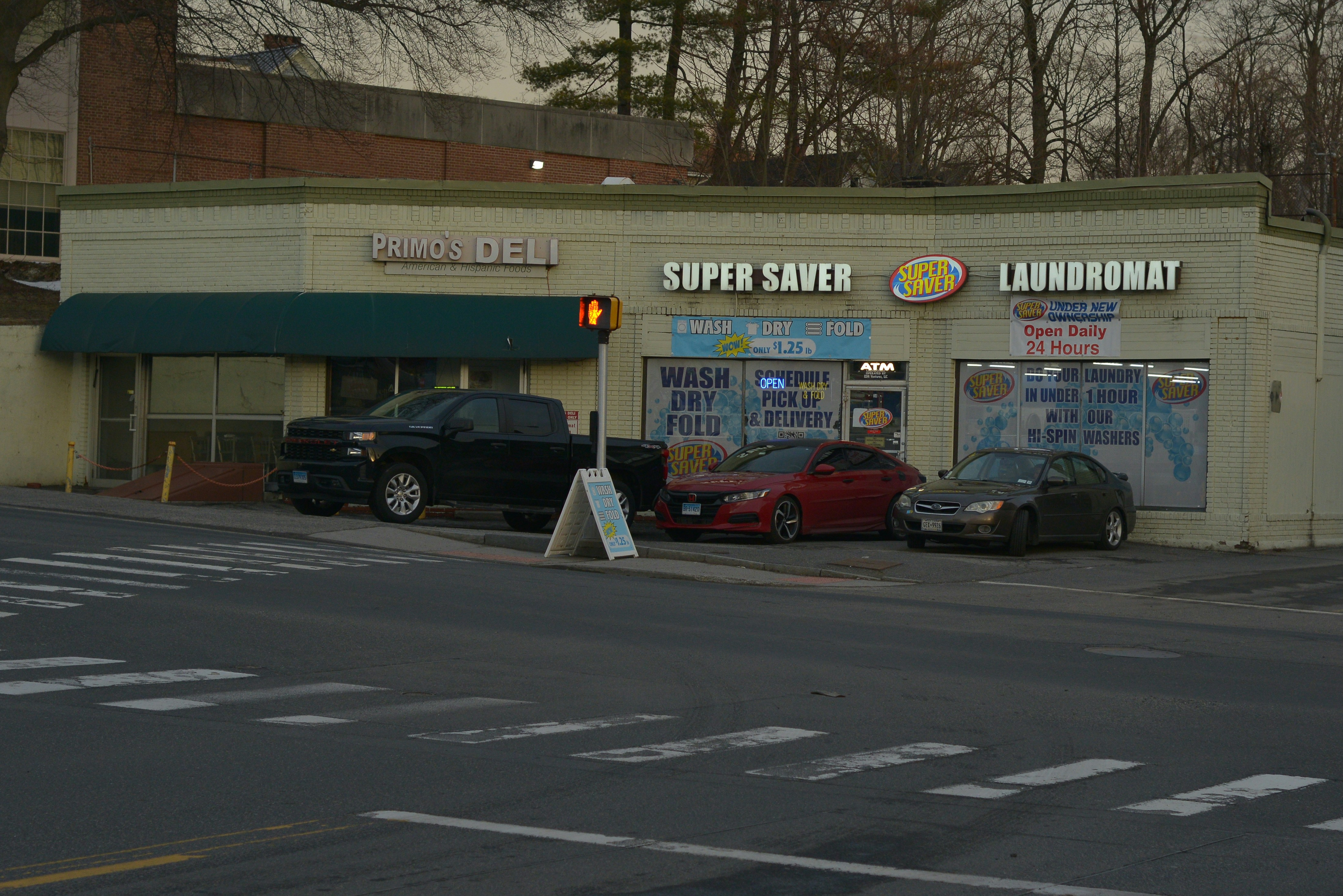 Super-Saver-Waschsalon mit Autos draußen geparkt