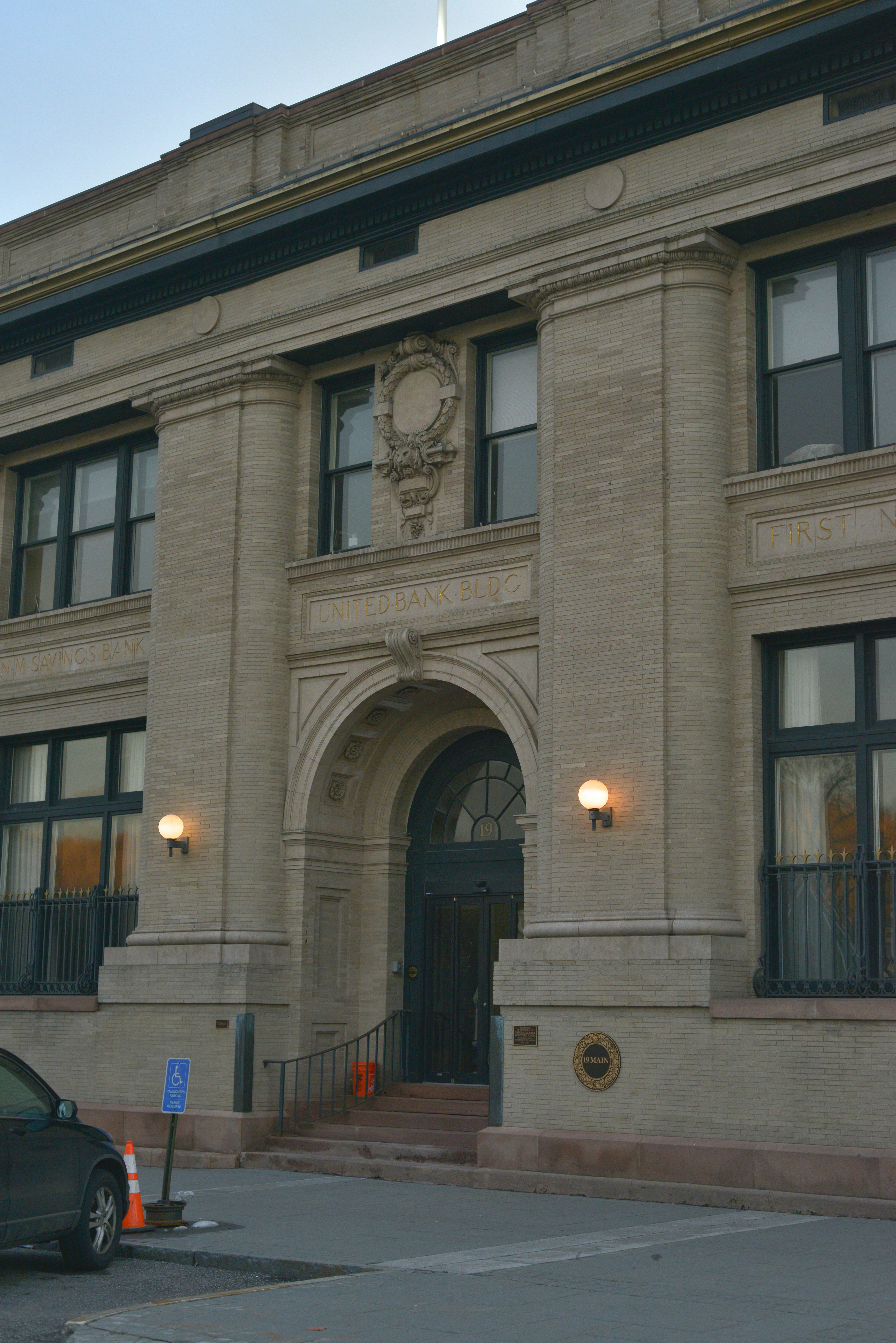 Der kunstvolle, gewölbte Eingang zu einem historischen Gebäude.