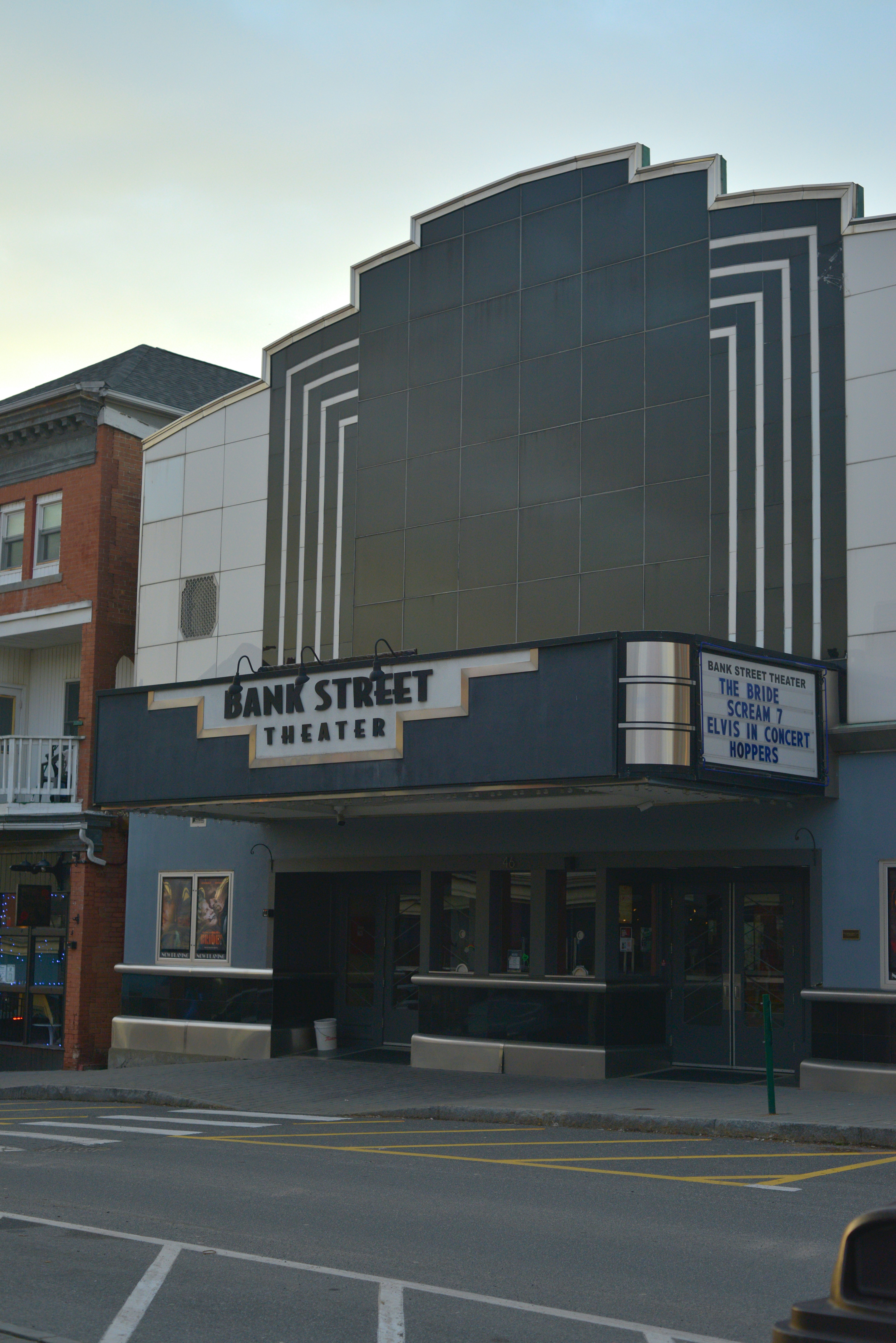 Bank Street Theater-Marquee mit aufgelisteten Filmen