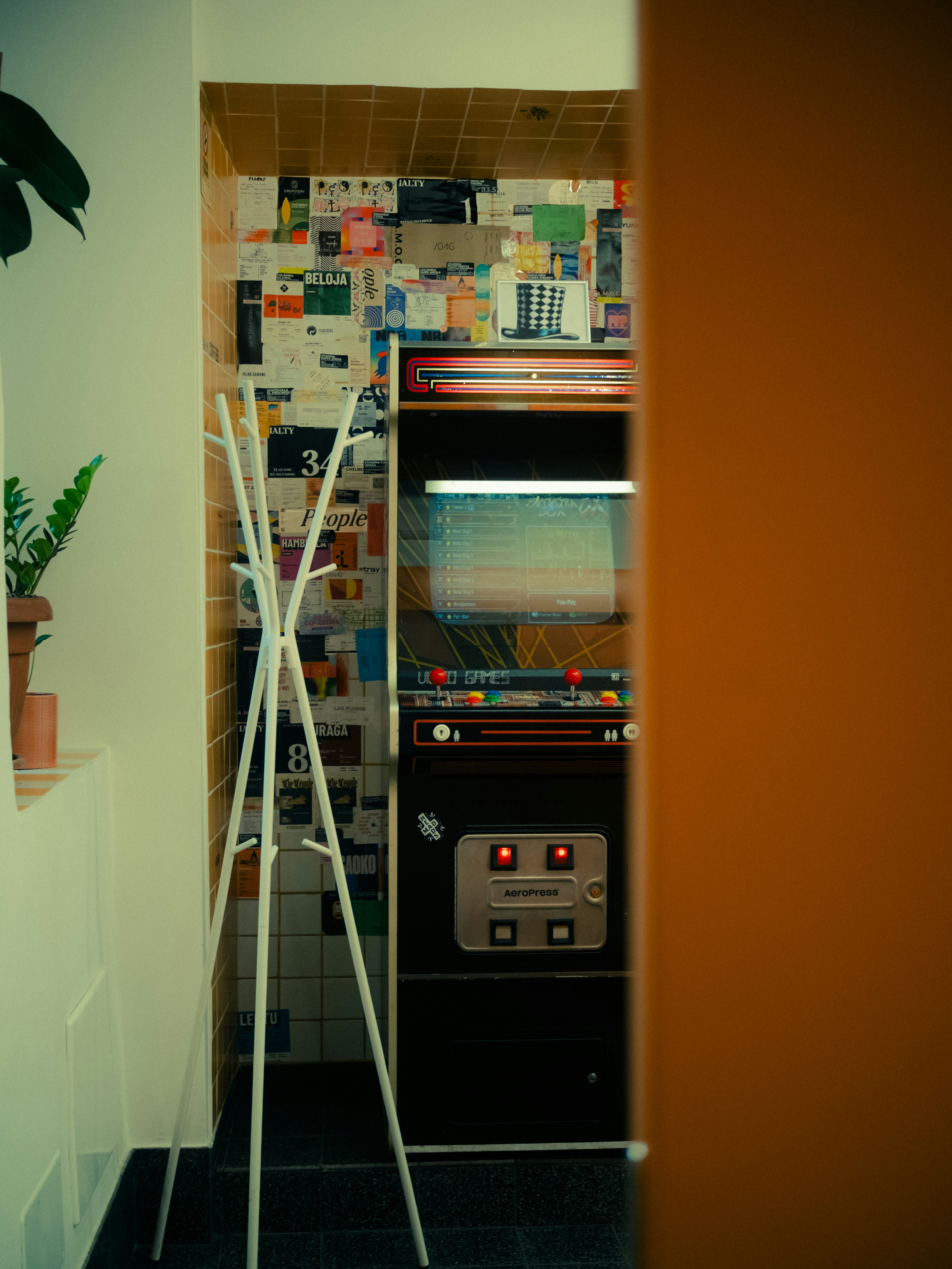 Vintage-Spielautomat in einem Raum mit gefliesten Wänden