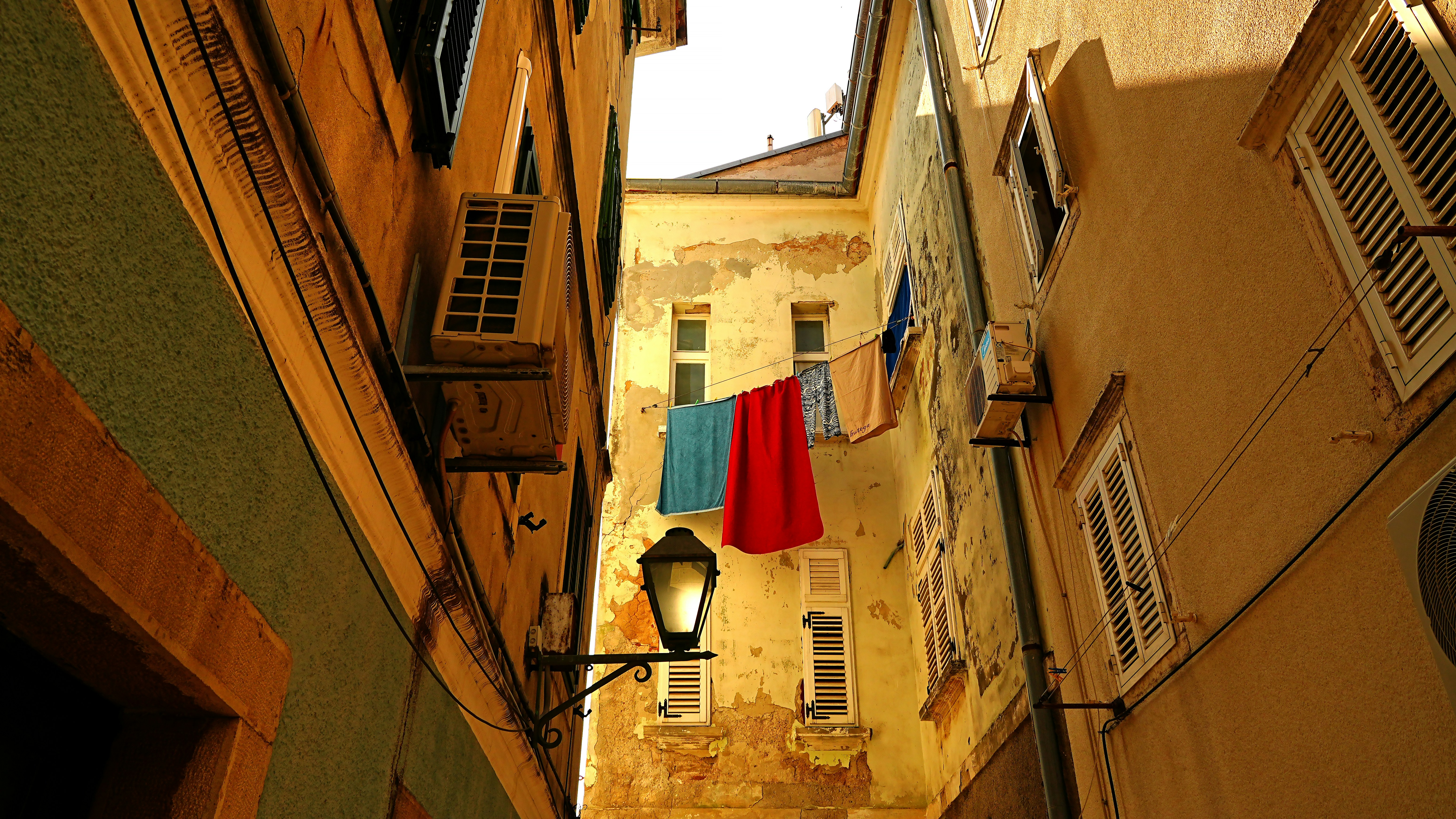 Bunte Wäsche hängt zwischen alten Gebäuden