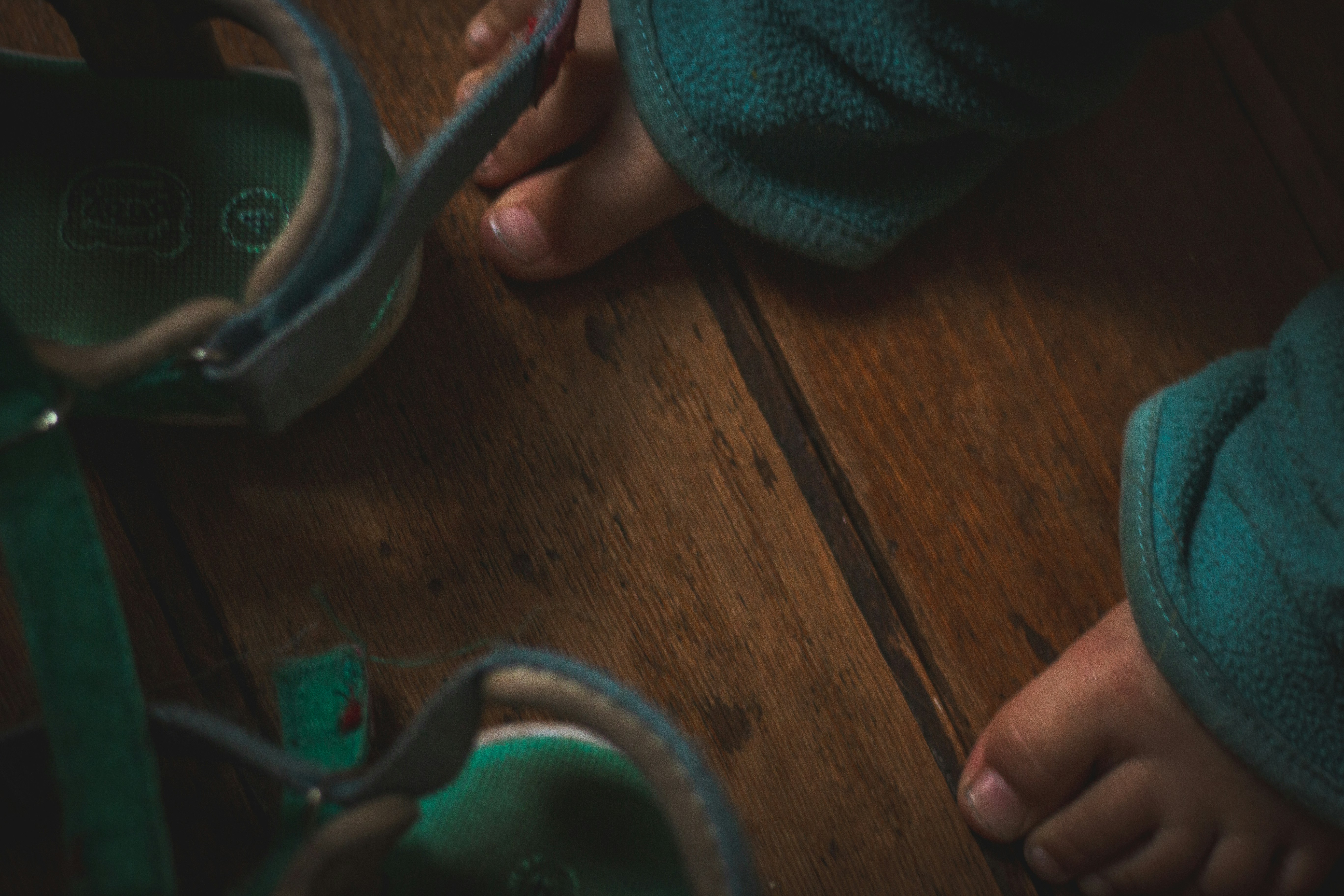 Barfuß und Sandalen auf einem Holzboden