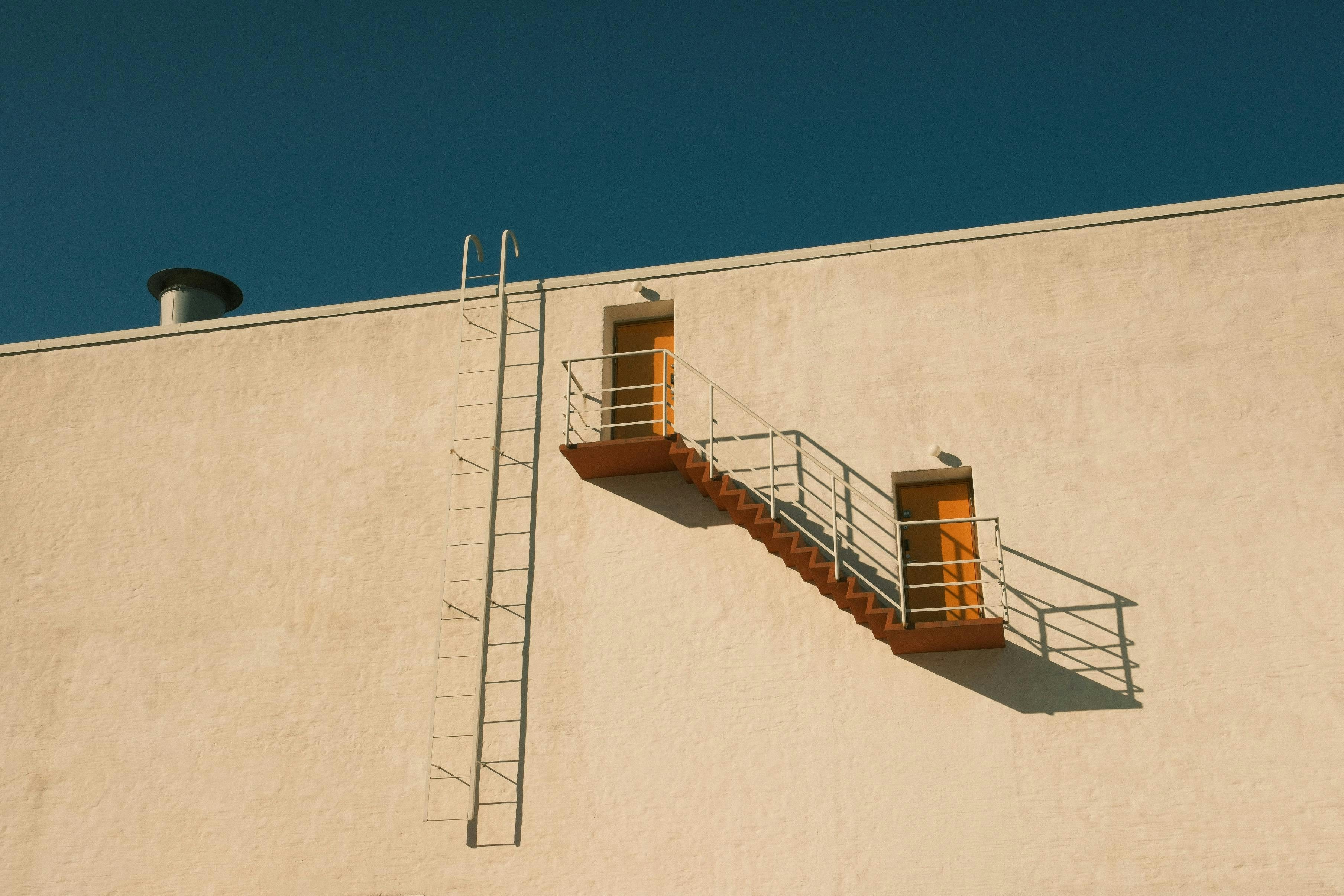 Escaleras de emergencia en una pared beige de un edificio