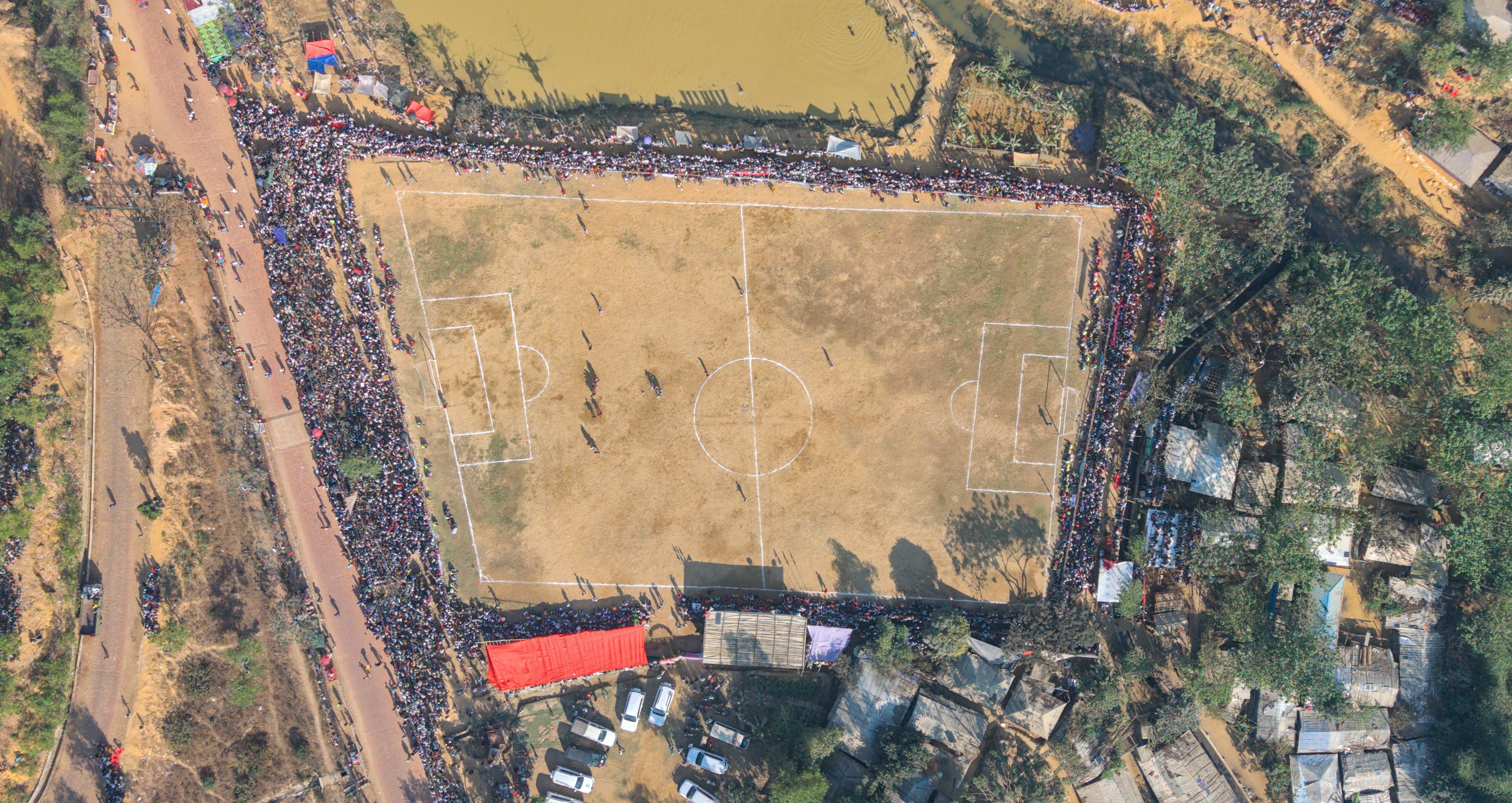 Vista aérea de un partido de fútbol con tribunas llenas
