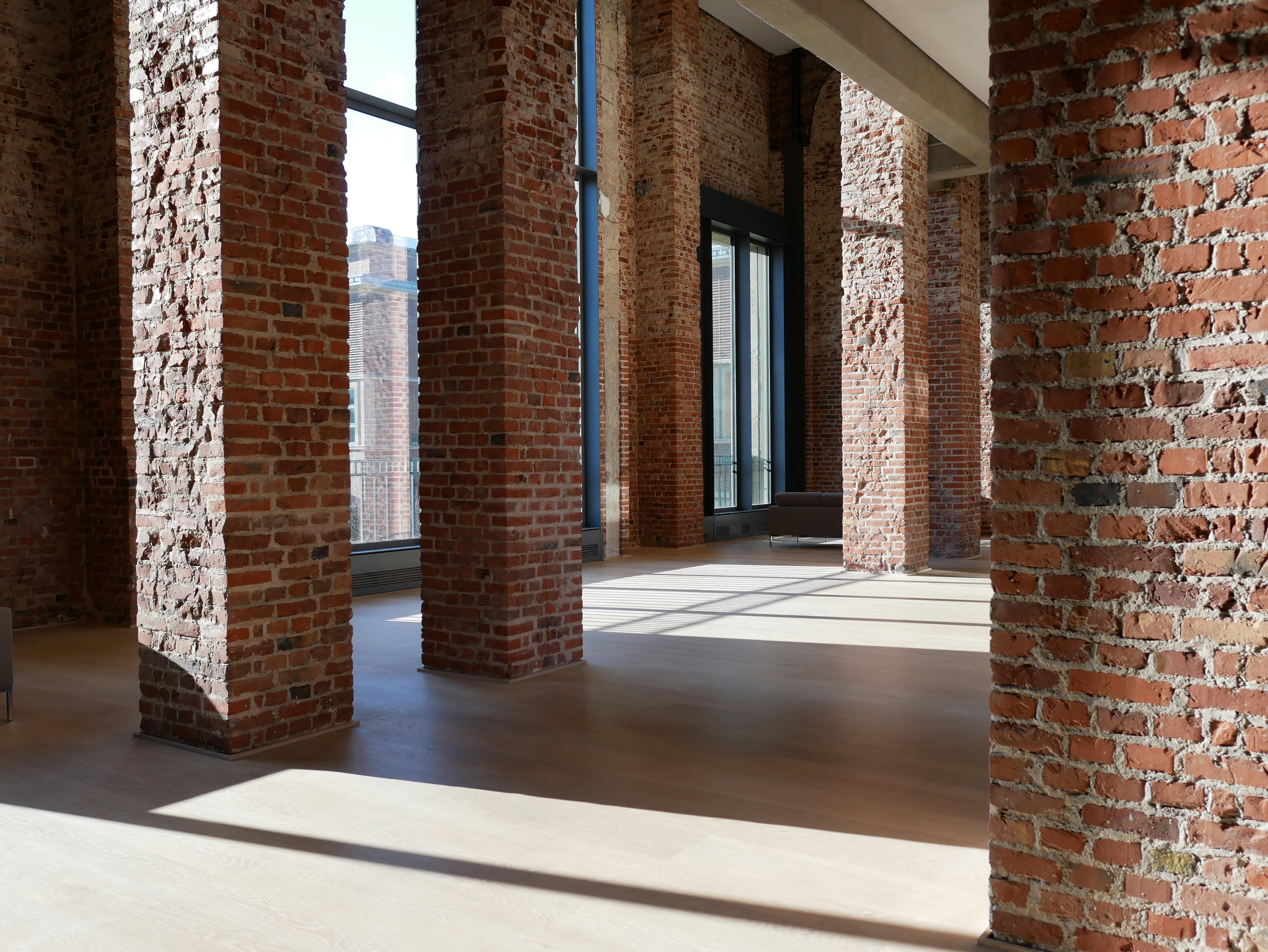 Innenaufnahme Bellvedere im Kunstpalast mit einfalledem Sonnlicht und Schatten