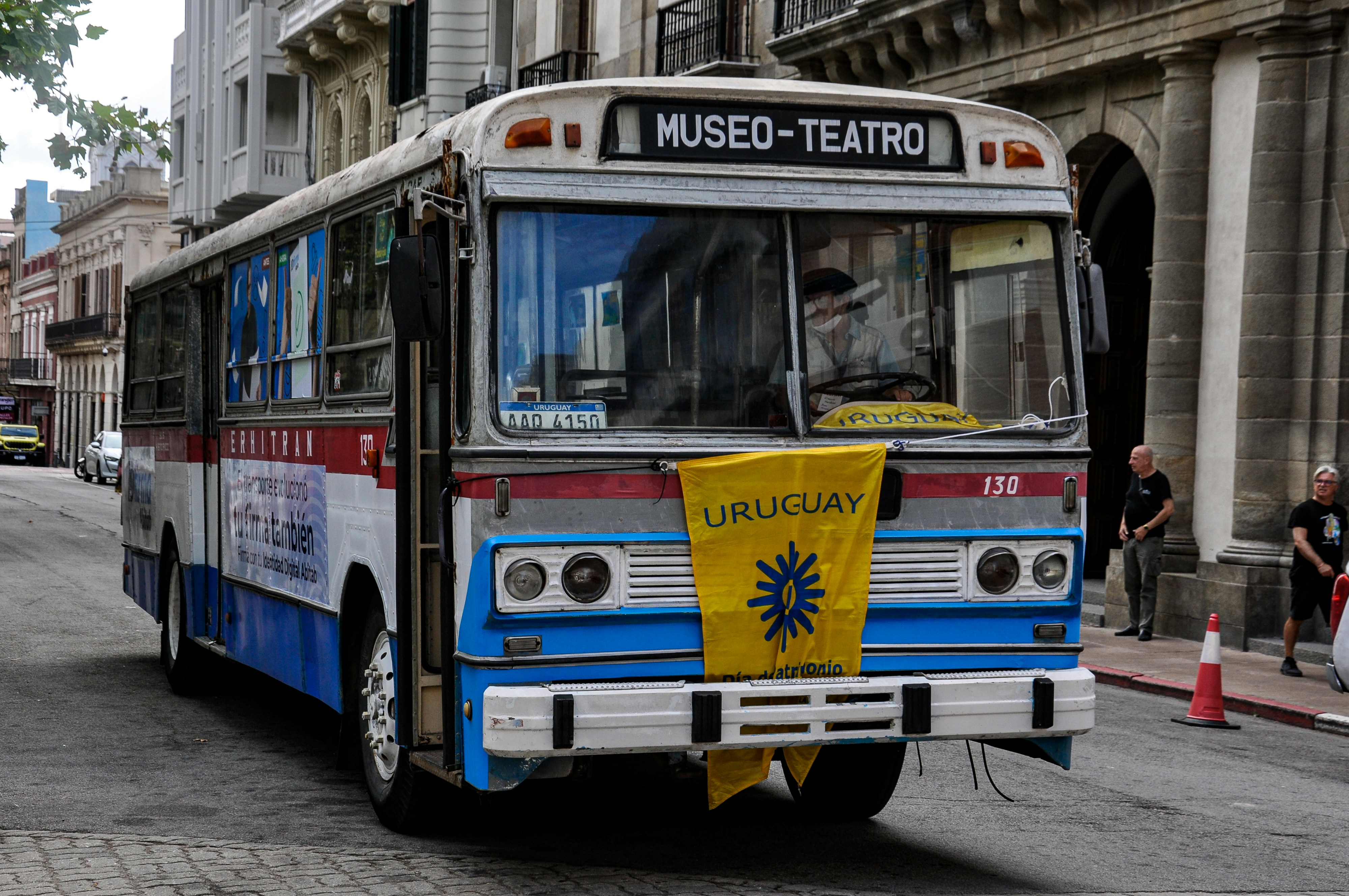 A vintage bus with a "museo-teatro" sign and uruguay flag.