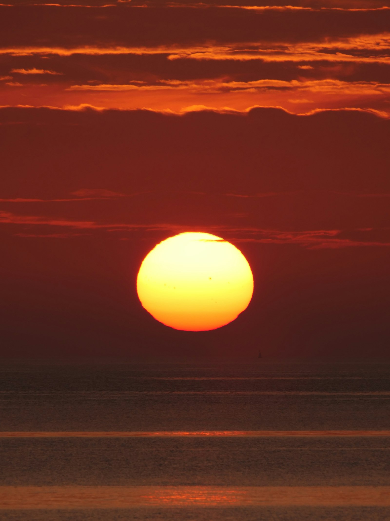 Coucher de soleil sur l'océan à La Rochelle