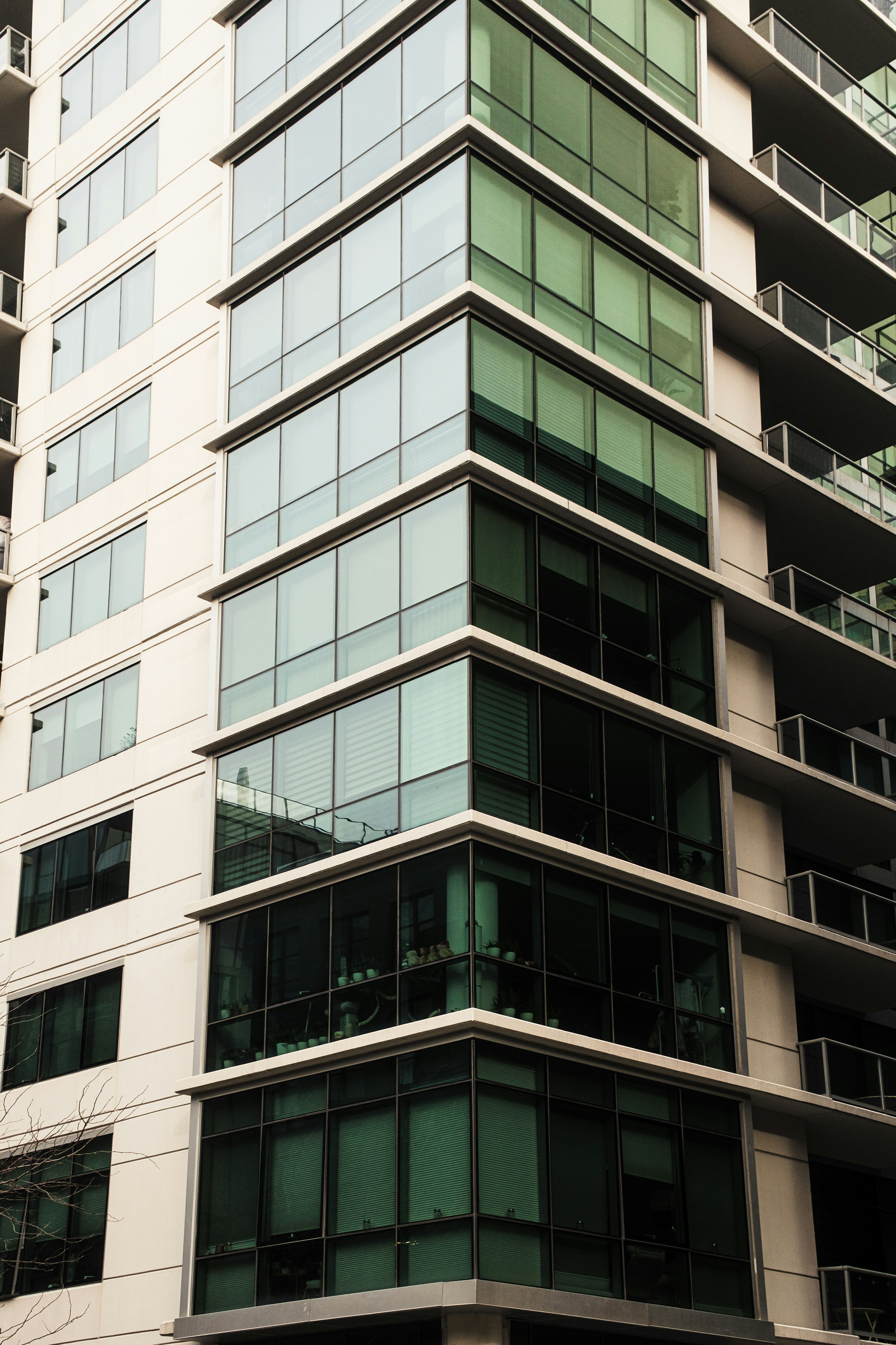 Modernes Gebäude mit Glasbalkonen und Fenstern