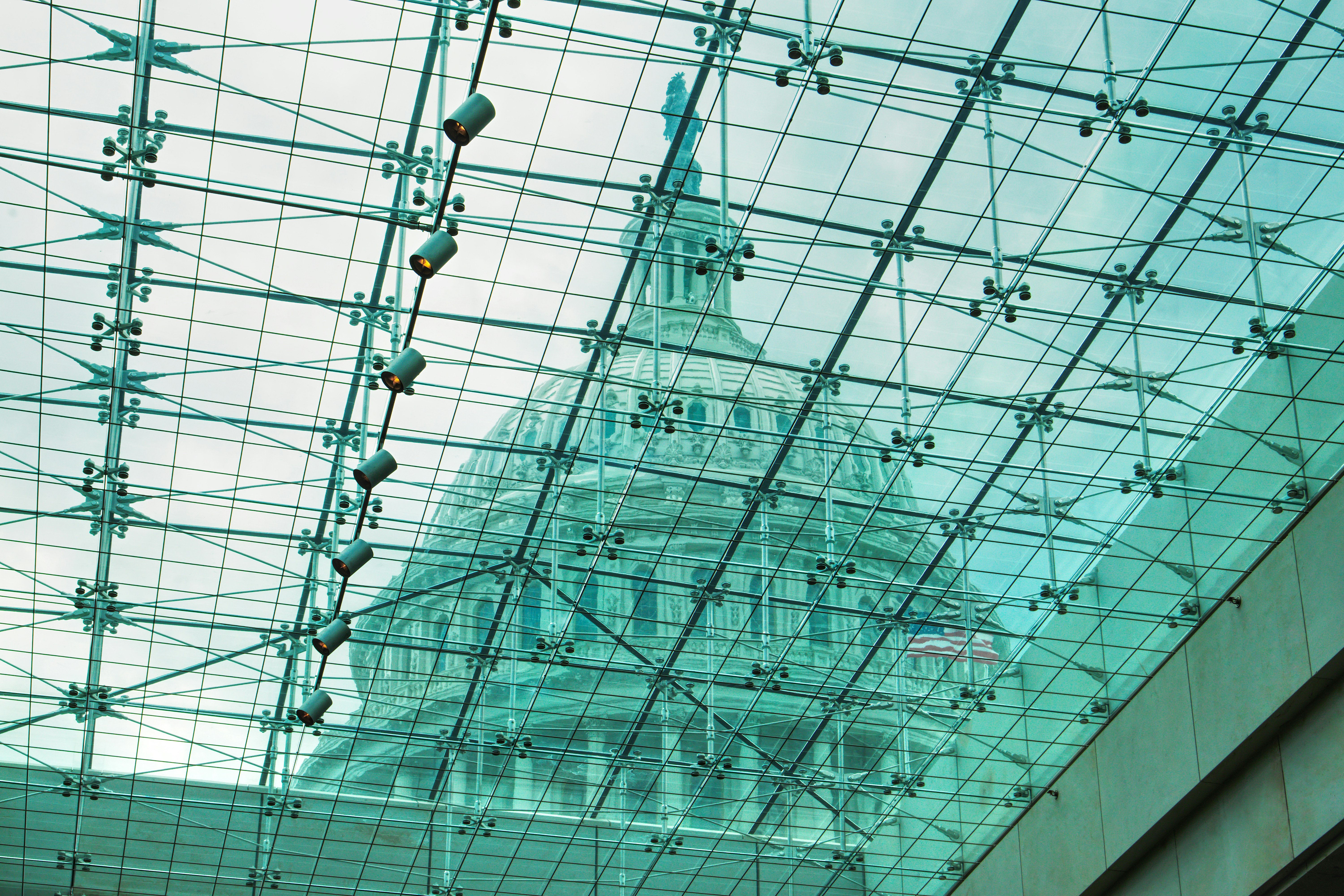 El techo de cristal refleja la cúpula de un edificio gubernamental