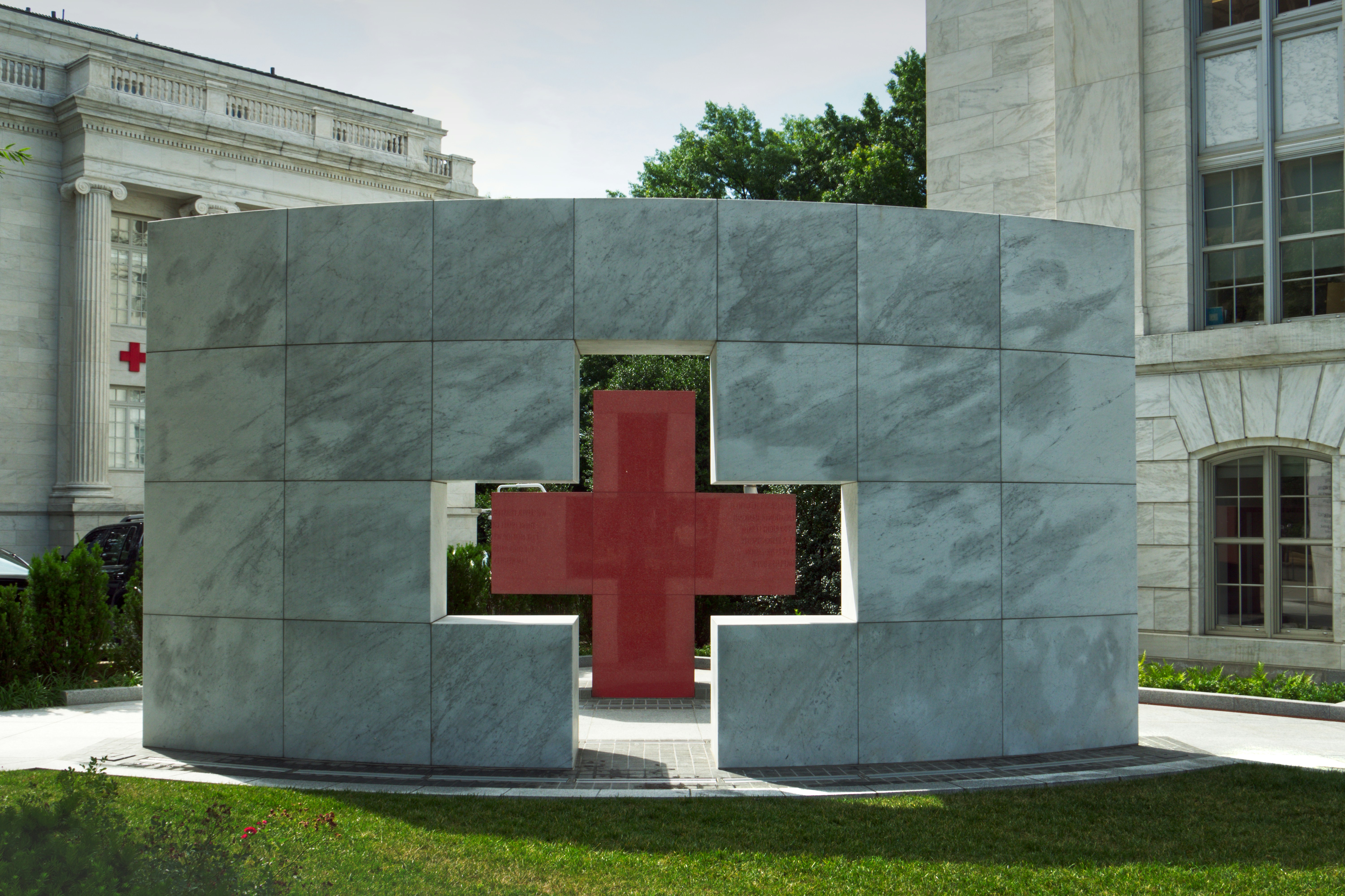 Monumento moderno con un recorte de cruz roja
