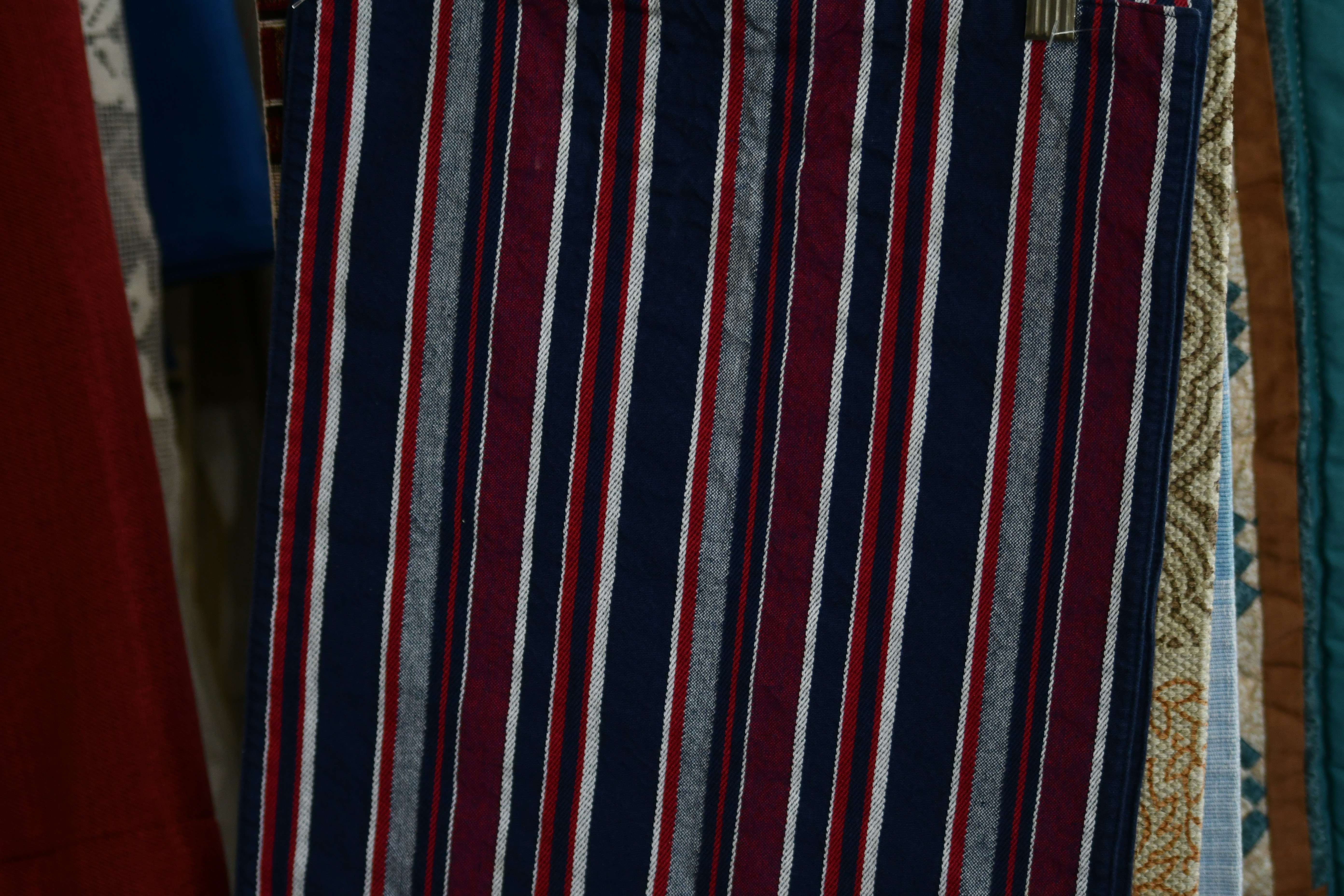 Tissu rayé en bleu marine, bordeaux et blanc.