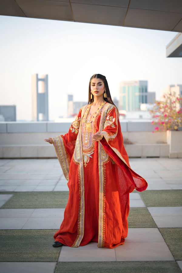 Kaftan brodé main rouge