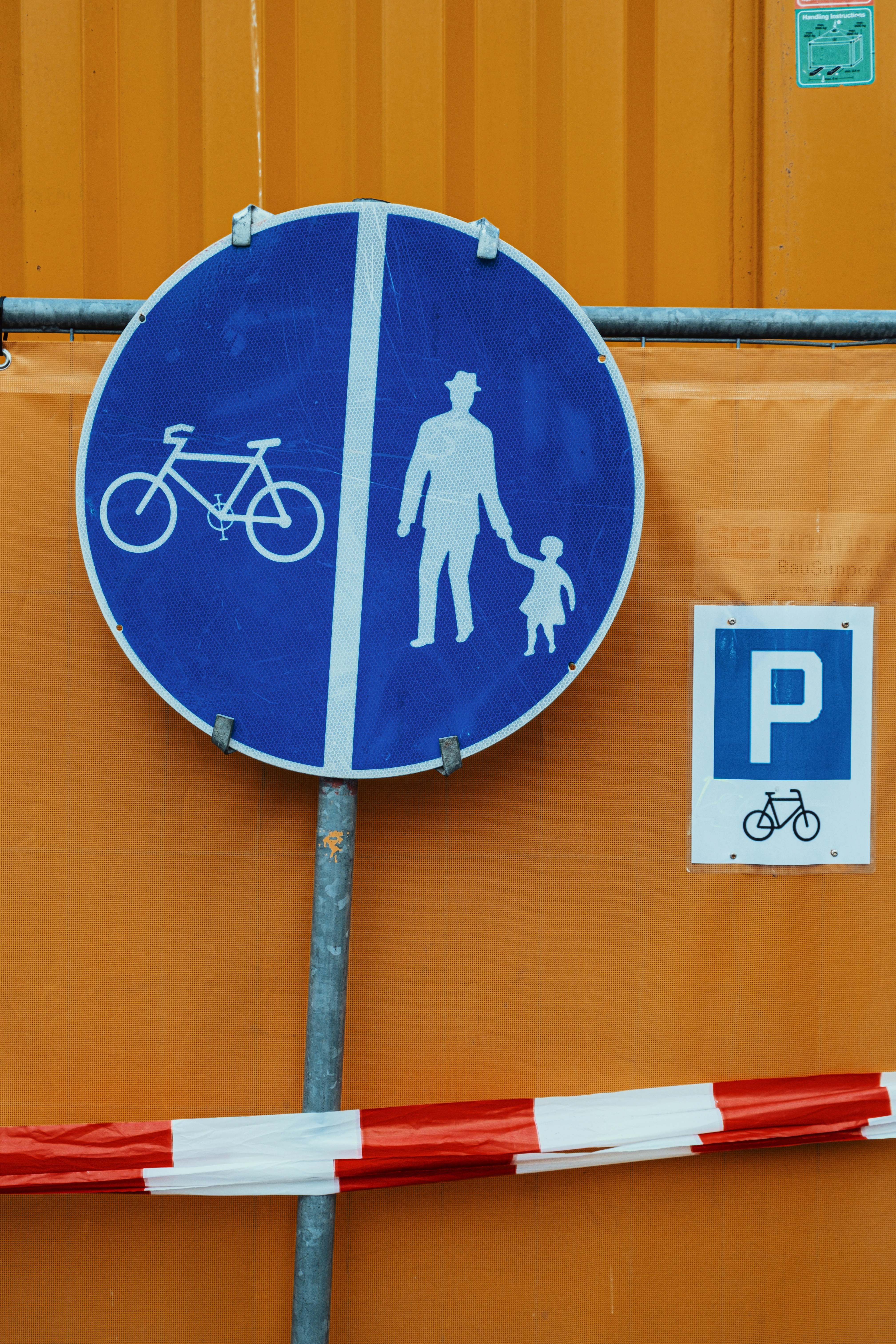 Panneau bleu indiquant les pistes cyclables et piétonnes