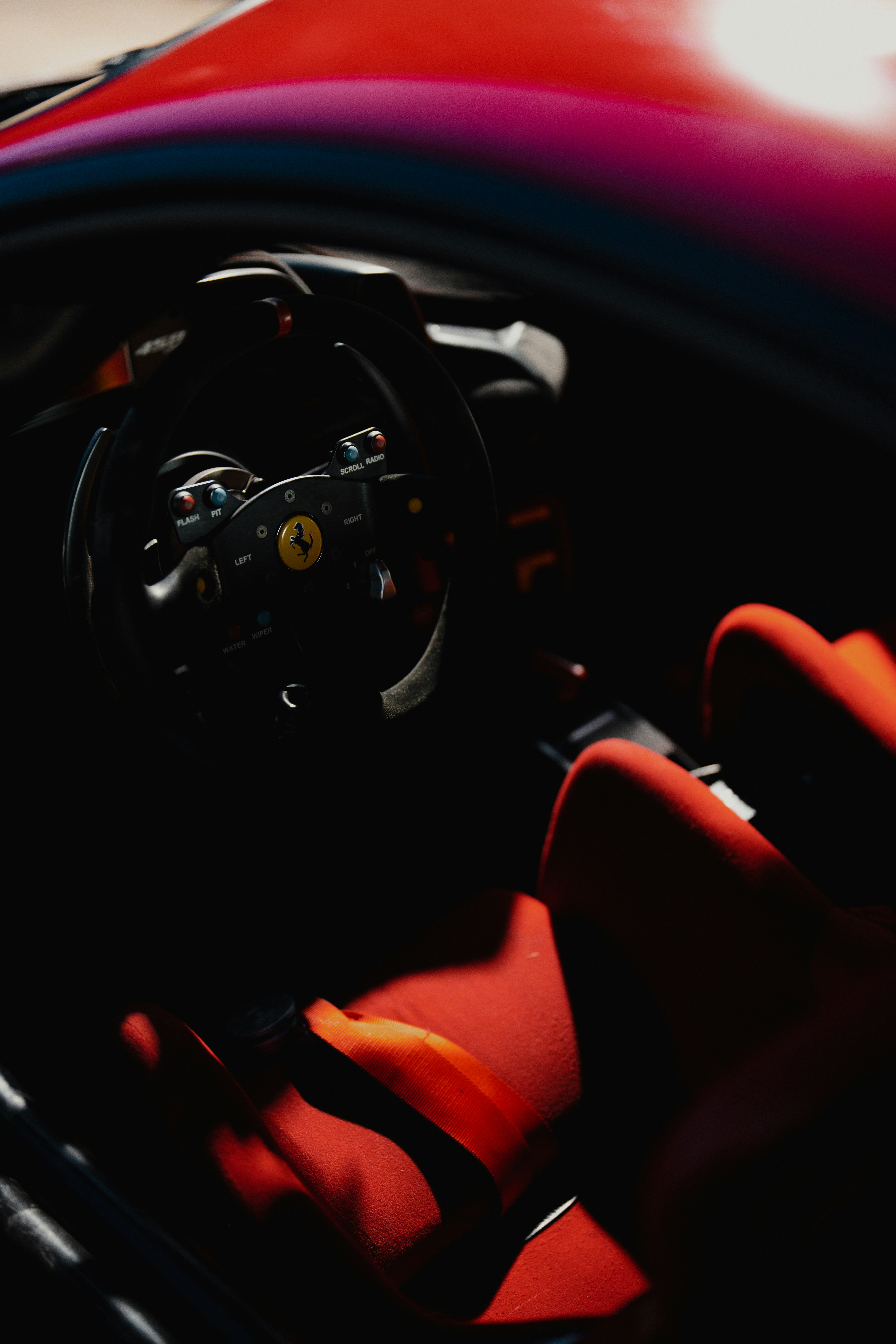 レーシングシート付きの赤いスポーツカーの内装