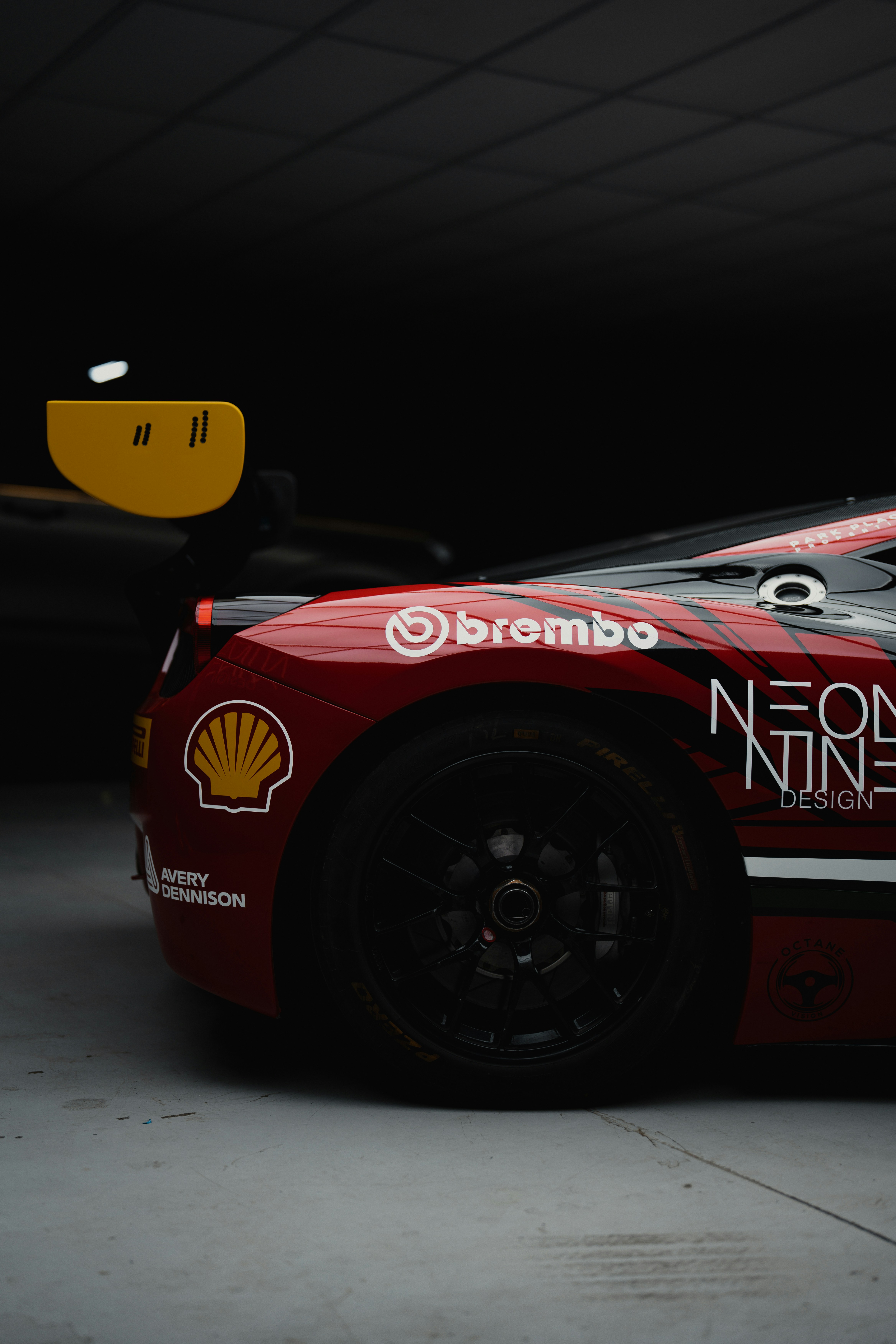 スポンサーロゴ入りの赤いレーシングカー、暗い設定