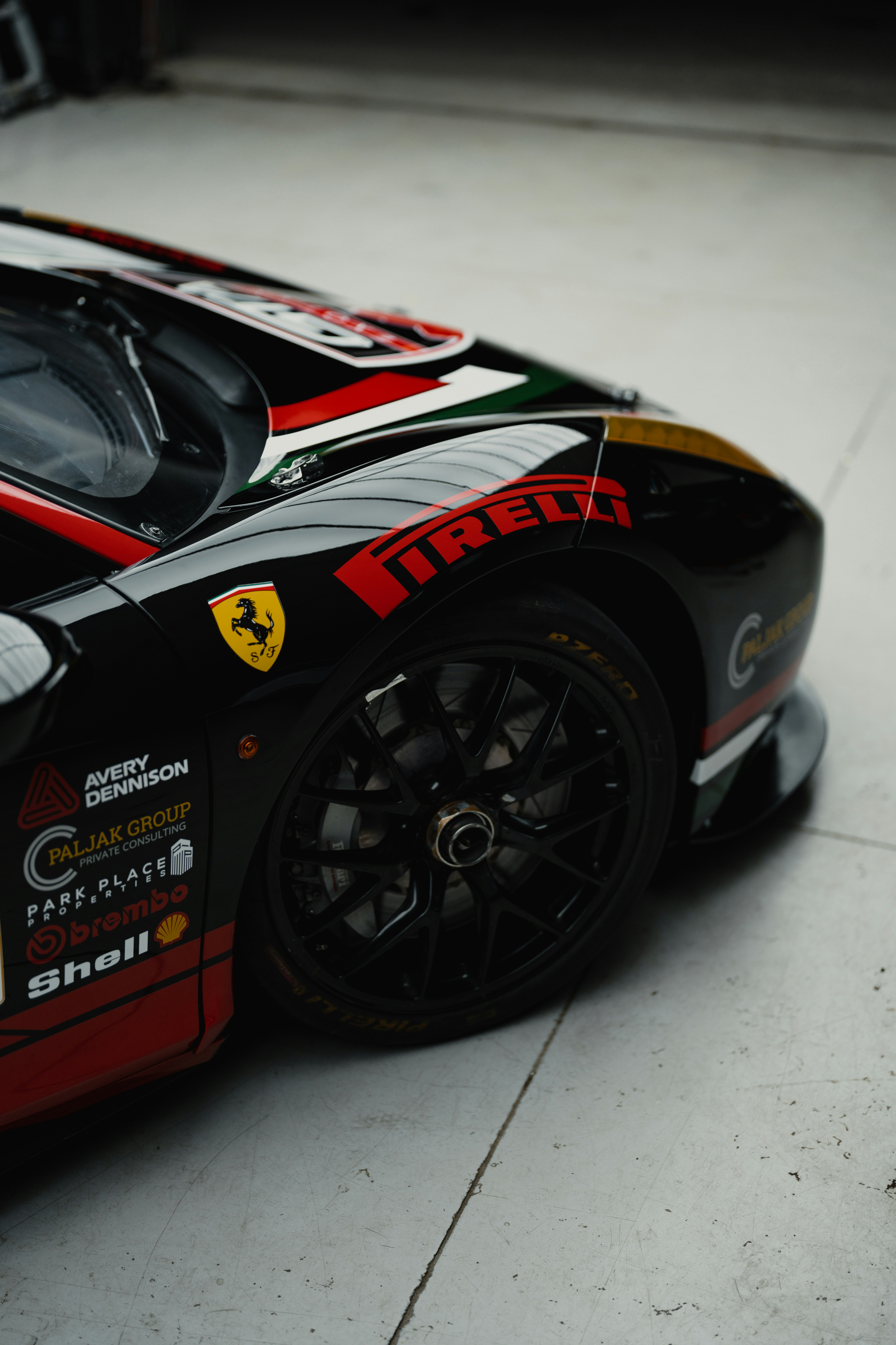 赤と白のアクセントが施された黒いレーシングカー