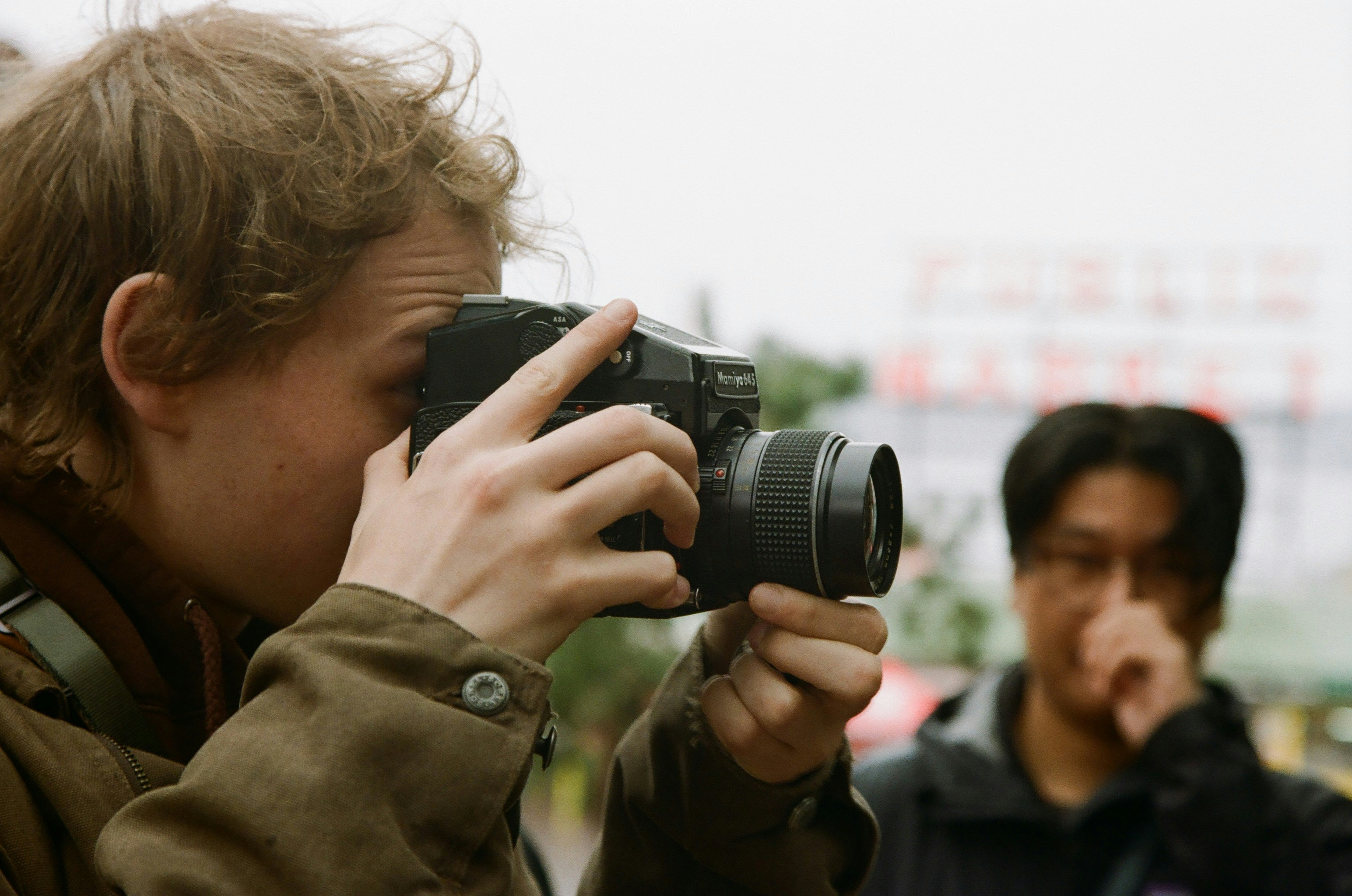 Persona che tiene una macchina fotografica e scatta una foto.