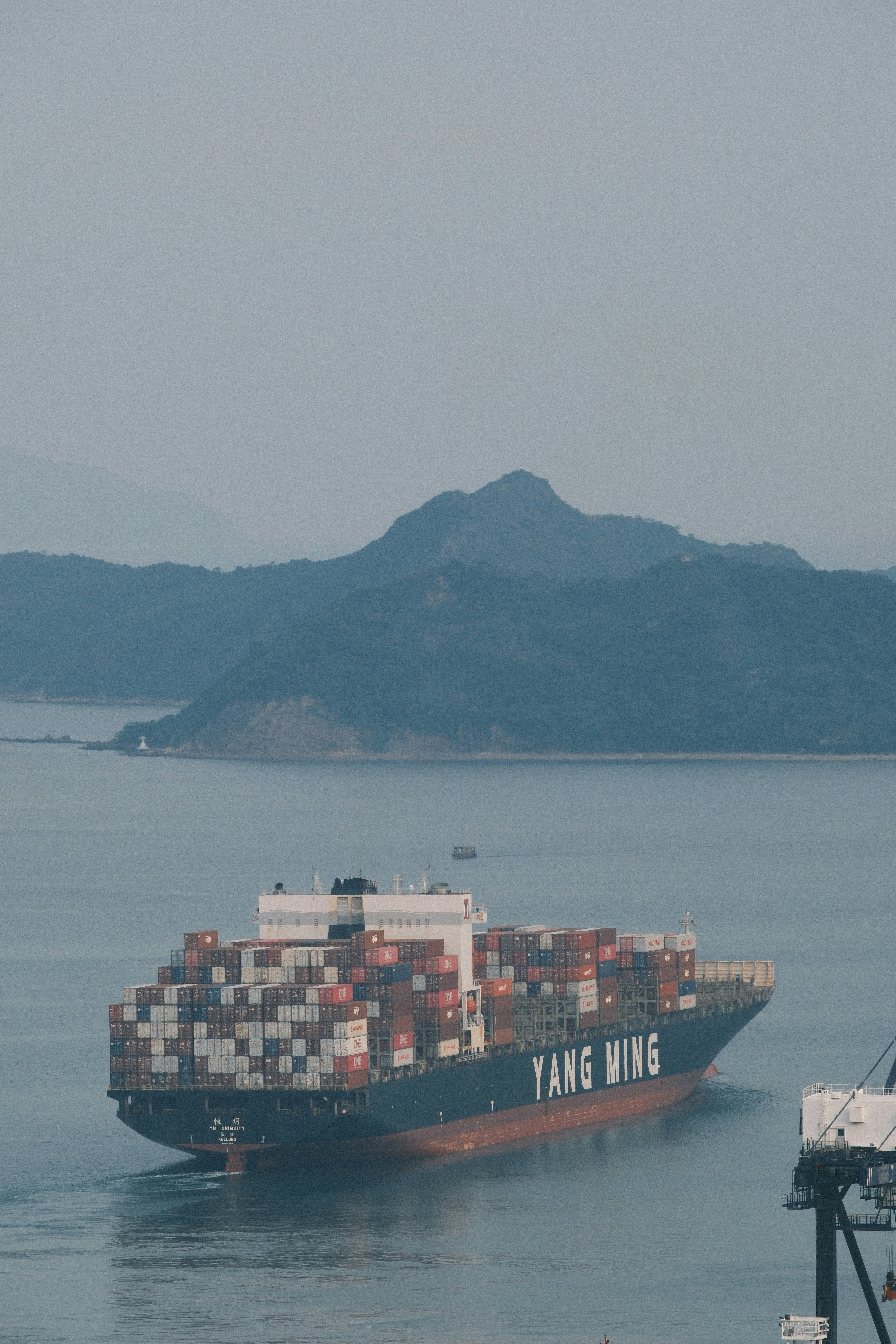 Efisiensi kapal kargo besar berlayar di atas air.