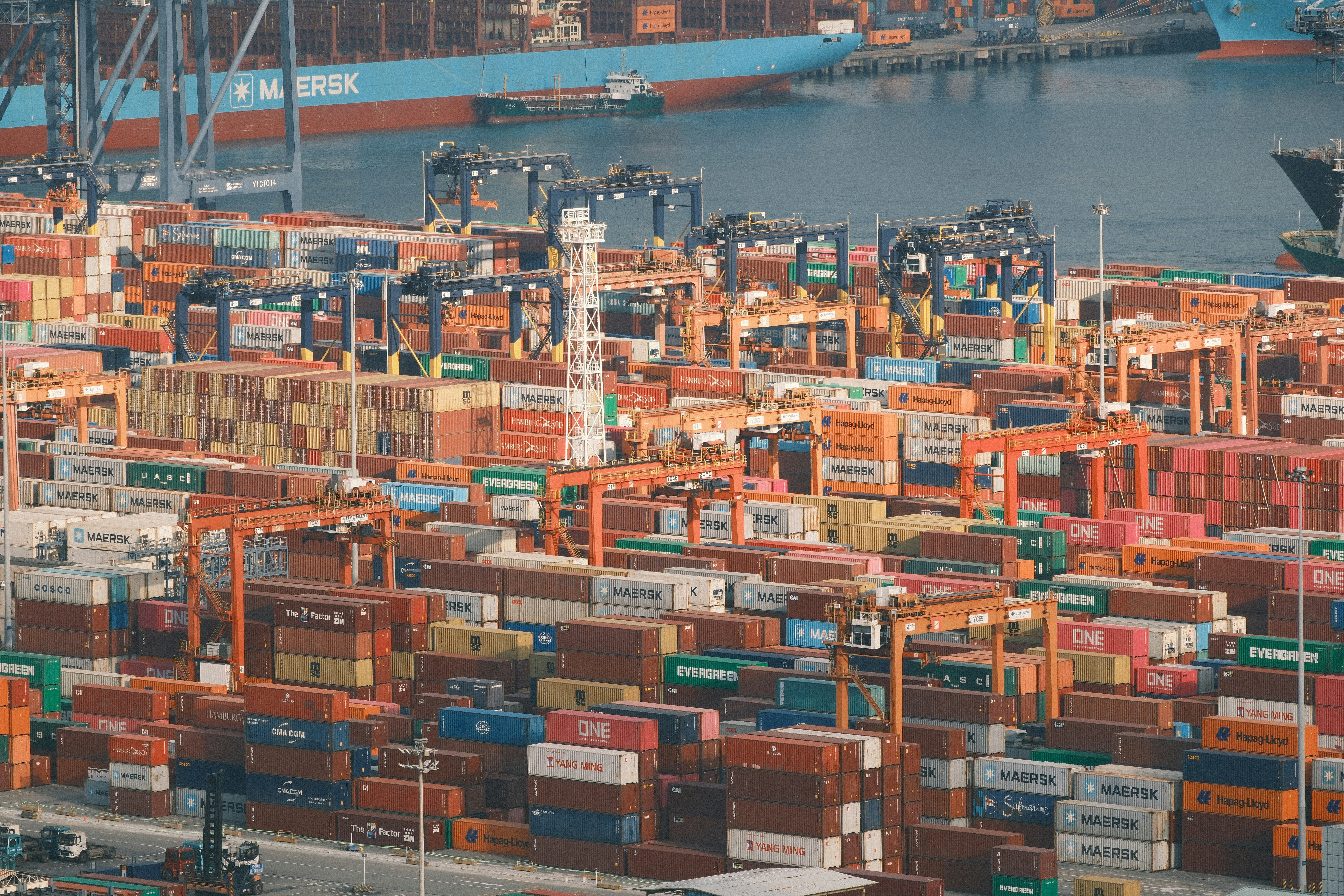 Kierowca przy ciężarówce Kielyrodni na parkingu logistycznym w Katowicach