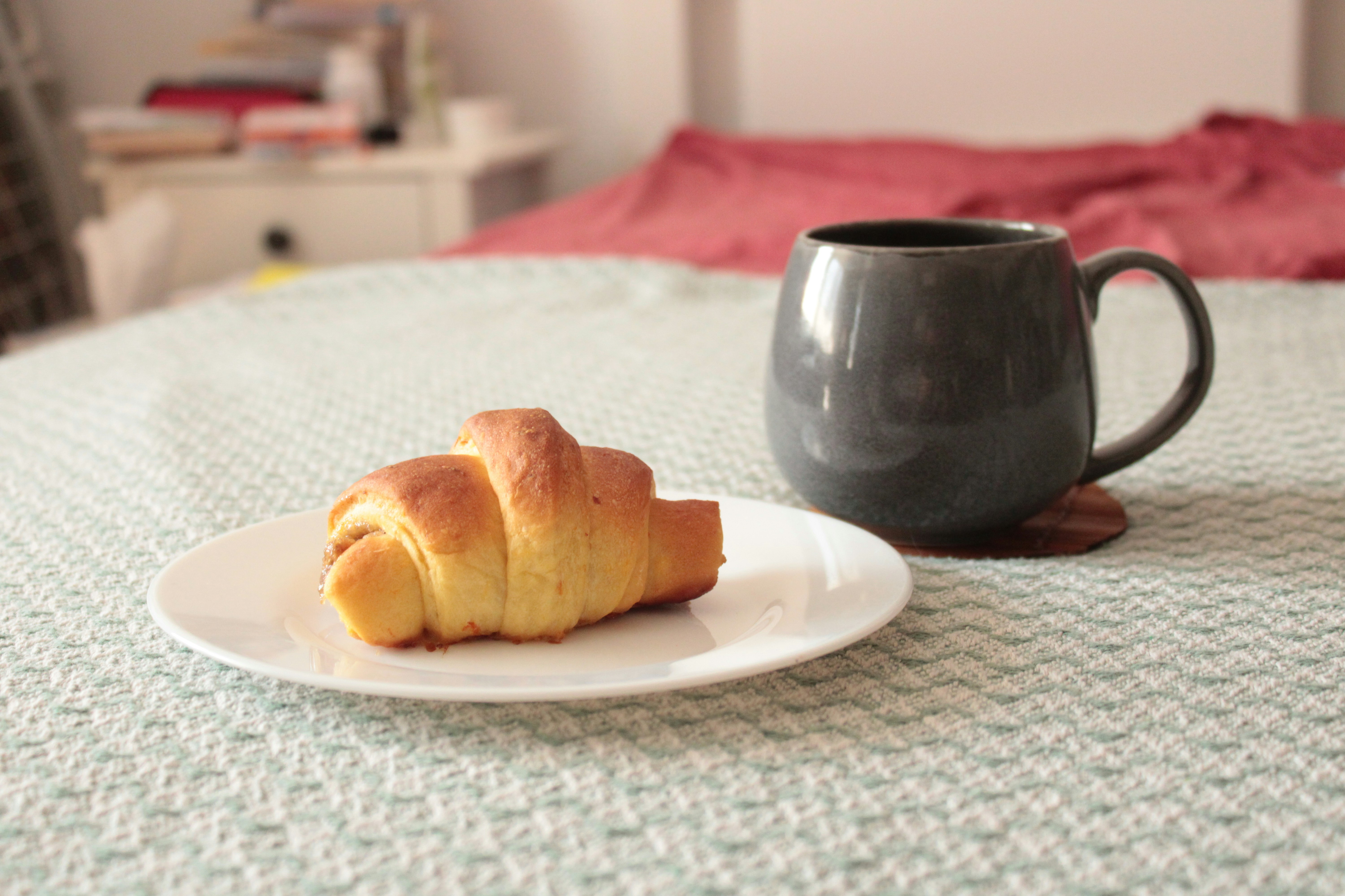 Croissant e café em uma superfície texturizada