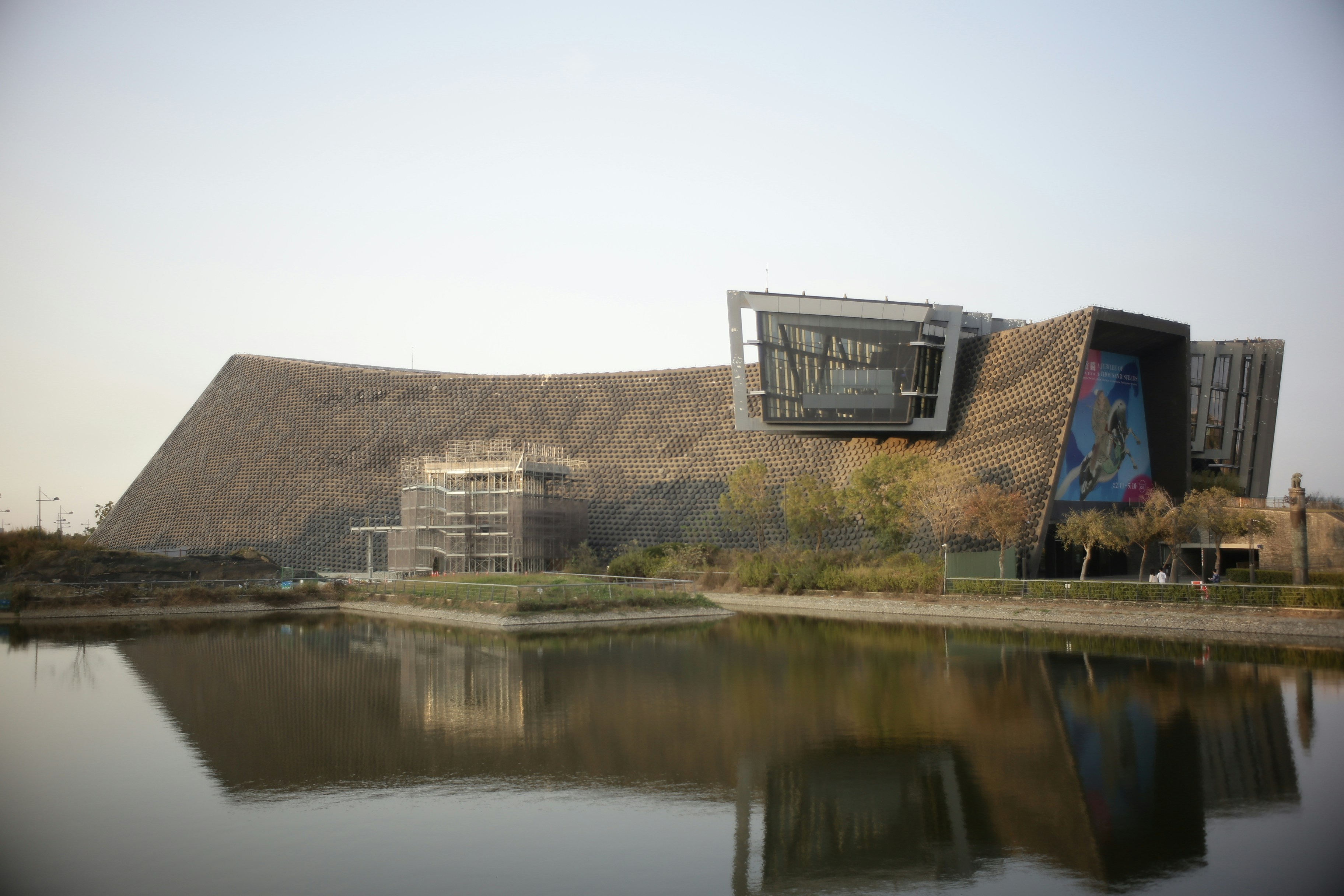 Edifício moderno com arquitetura única refletida na água