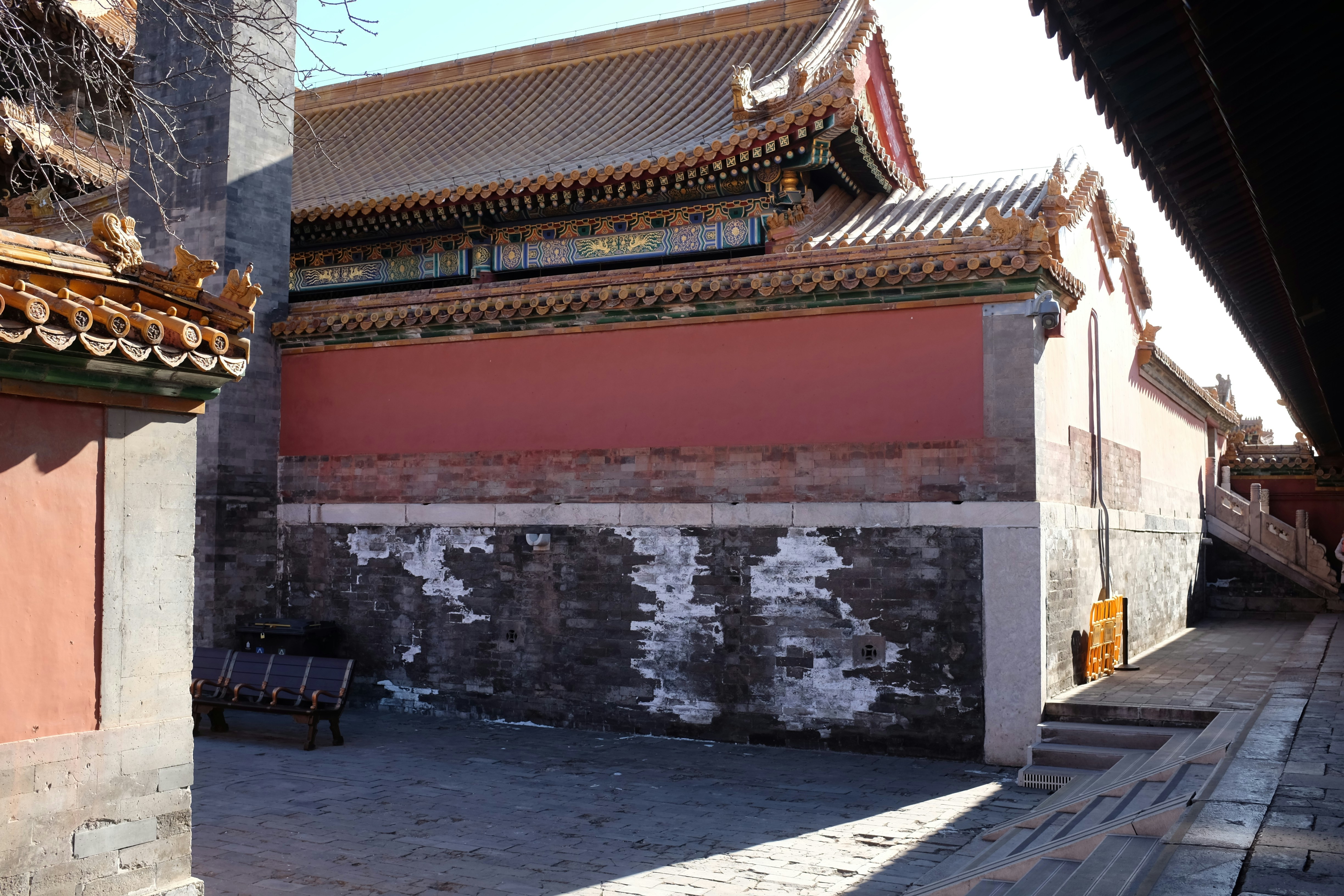 Arquitetura tradicional chinesa com paredes vermelhas e telhados de telha.