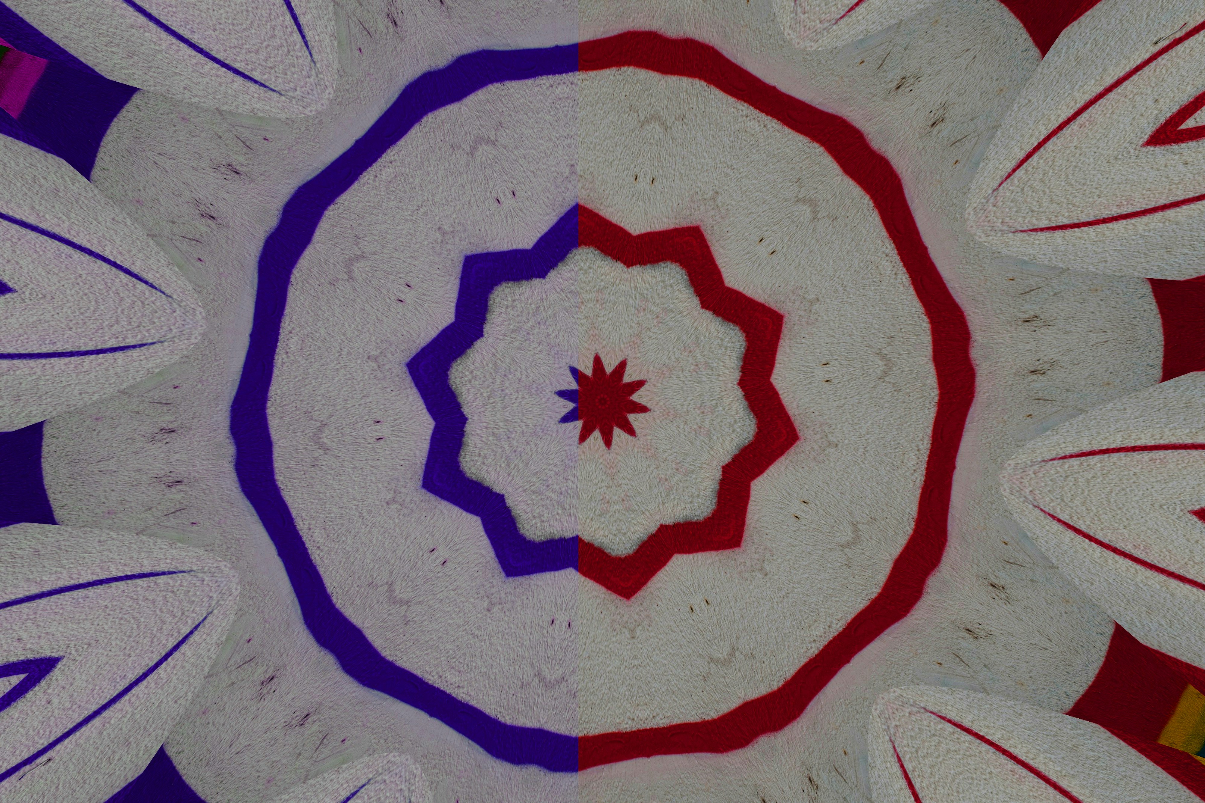 赤、青、白の要素を持つ抽象的な万華鏡模様。