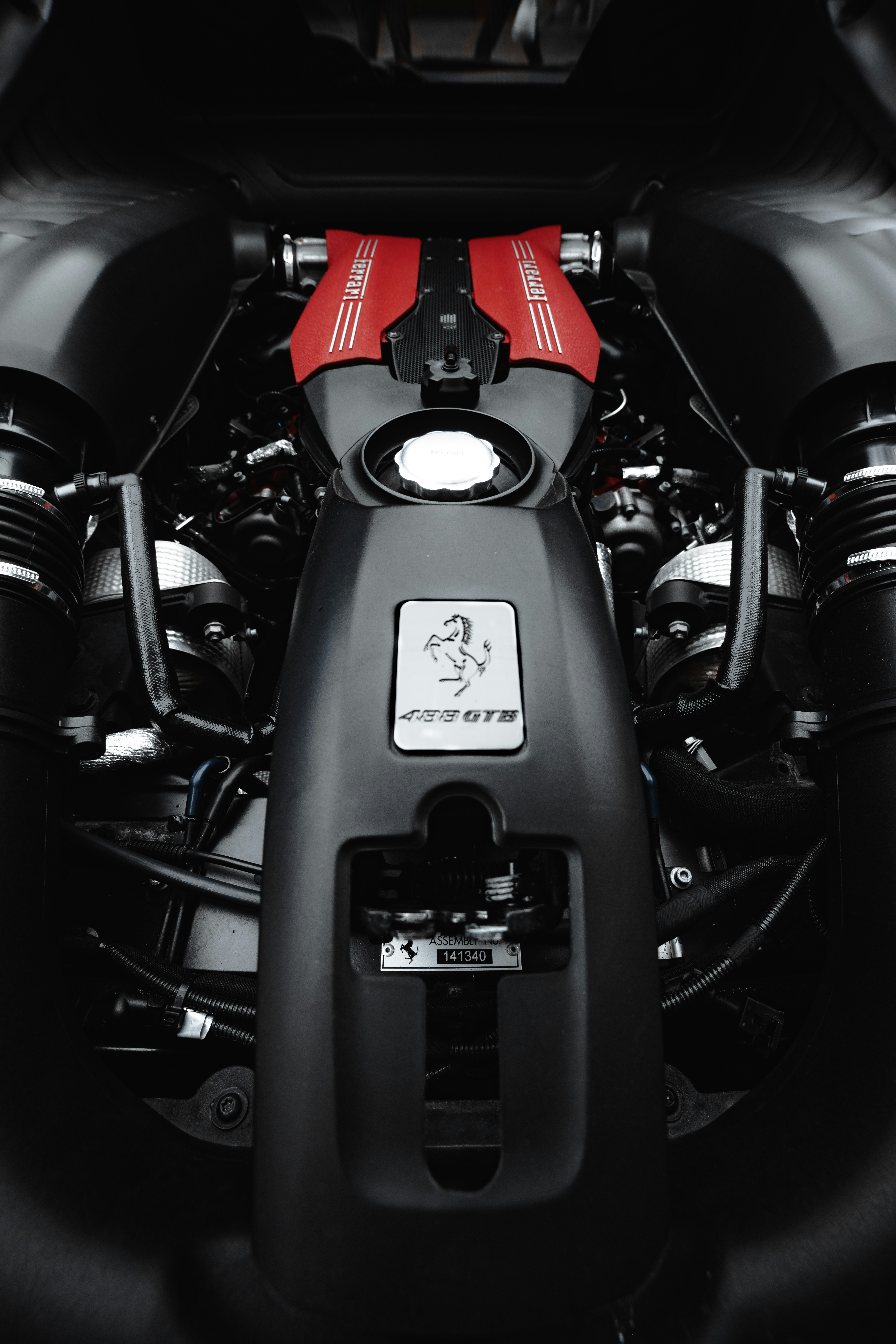 Ferrari 488 GTR-Motor Nahaufnahme mit roten Akzenten