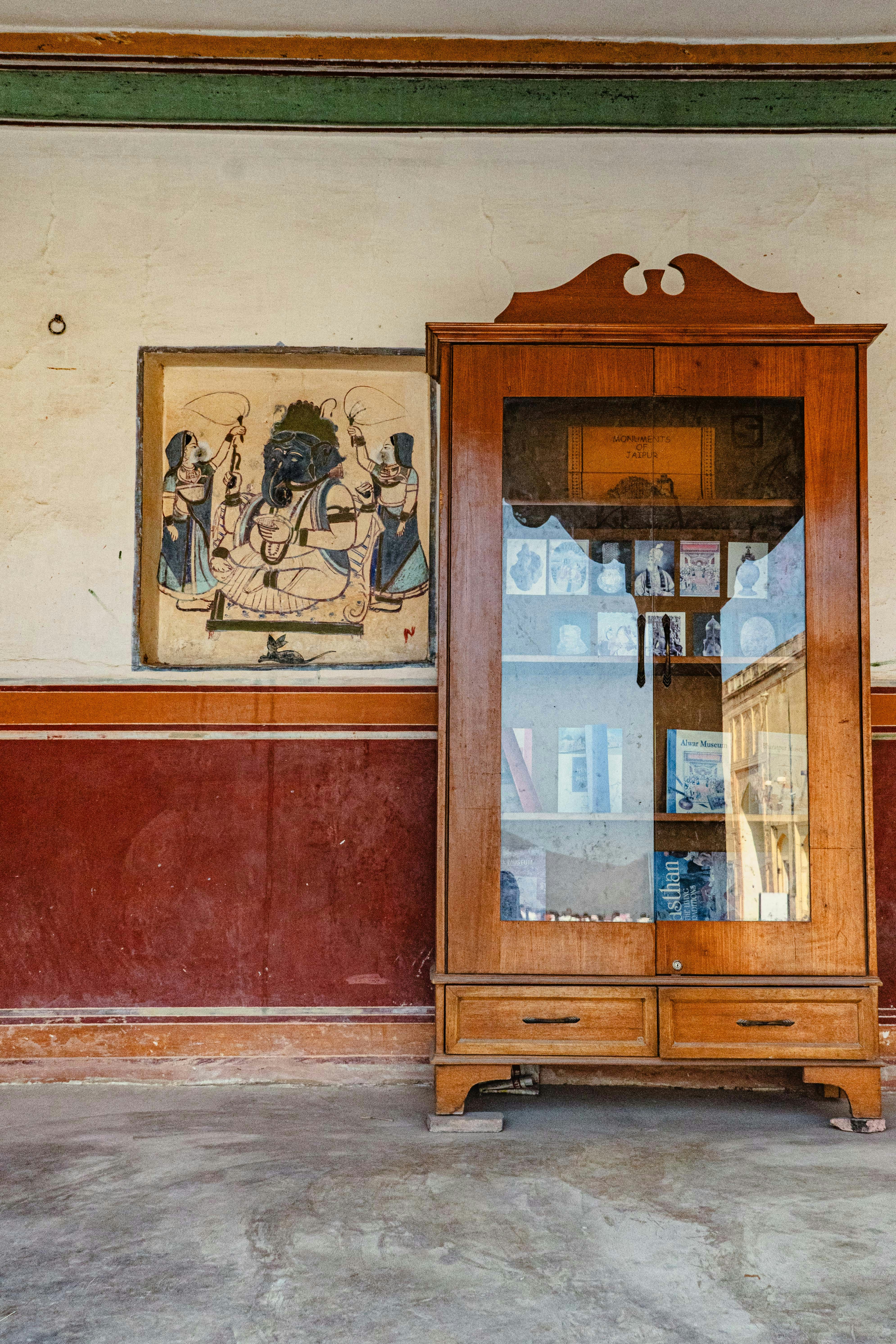 Holzschrank und Wandmalerei