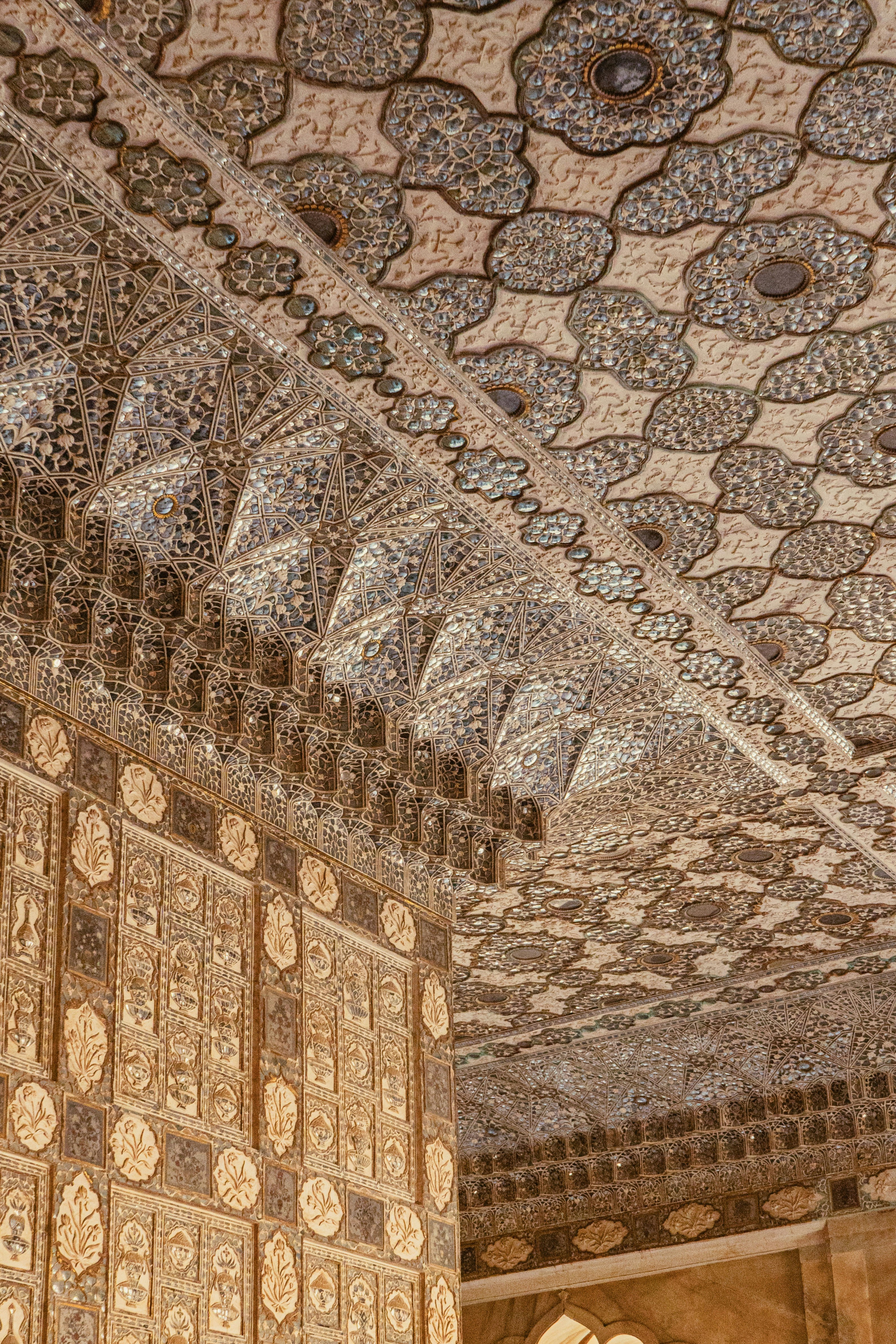 Filigrane verspiegelte Decke und Wände eines kunstvollen Gebäudes.