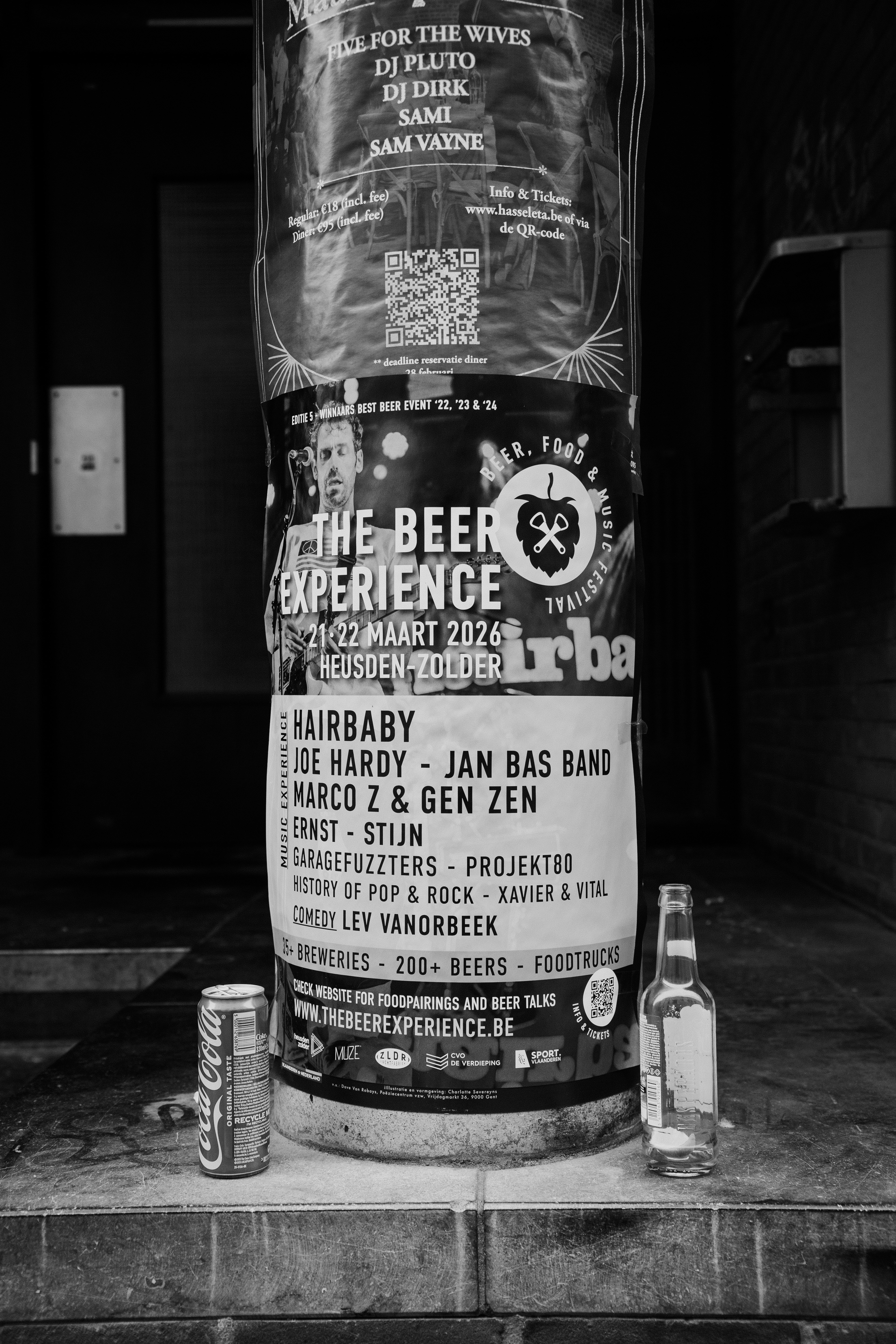 ドリンク2杯と柱に貼られたポスター