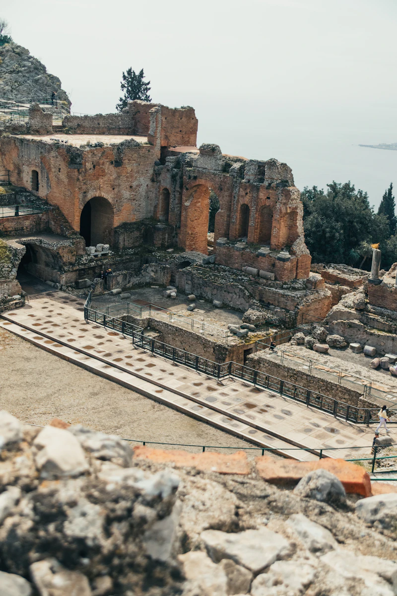 Teatro griego antiguo de Taormina con vistas al mar