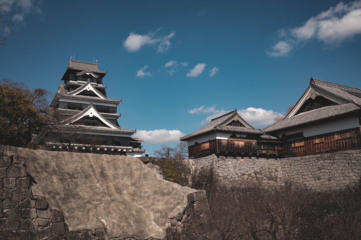 熊本城的天守閣與石垣在藍天下